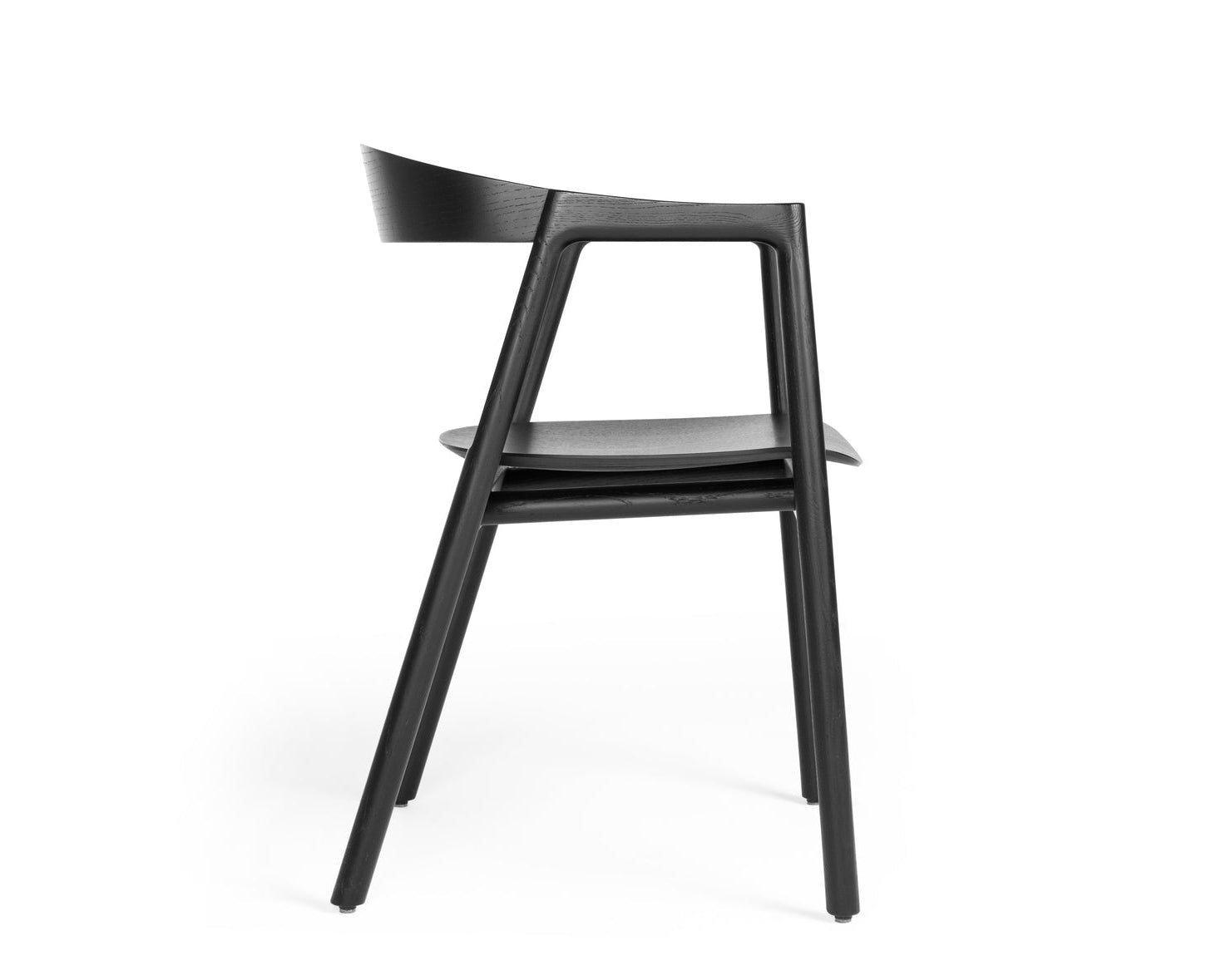 profil de la muna chair de gazzda en en noir assise bois noir  référencé par longitude marseille