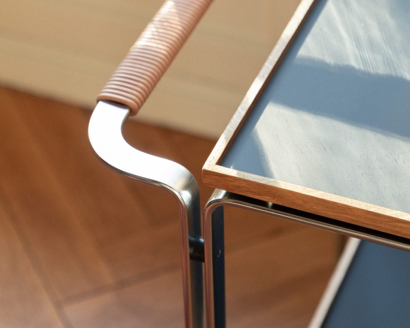 Chariot bar HB 128 par Horst Brüning, structure en acier chromé et plateaux en bois, design moderniste édité par Lange Production, présenté par Longitude Interior Design à Marseille zoom poignée structure