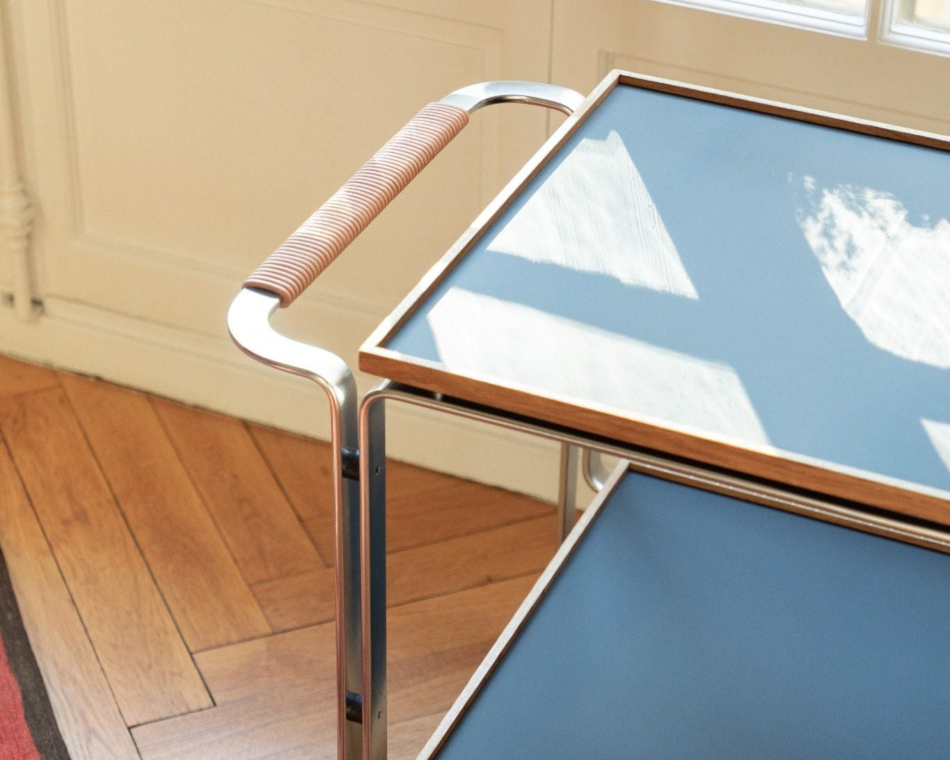 Chariot bar HB 128 par Horst Brüning, structure en acier chromé et plateaux en bois, design moderniste édité par Lange Production, présenté par Longitude Interior Design à Marseille Vue partielle de haut