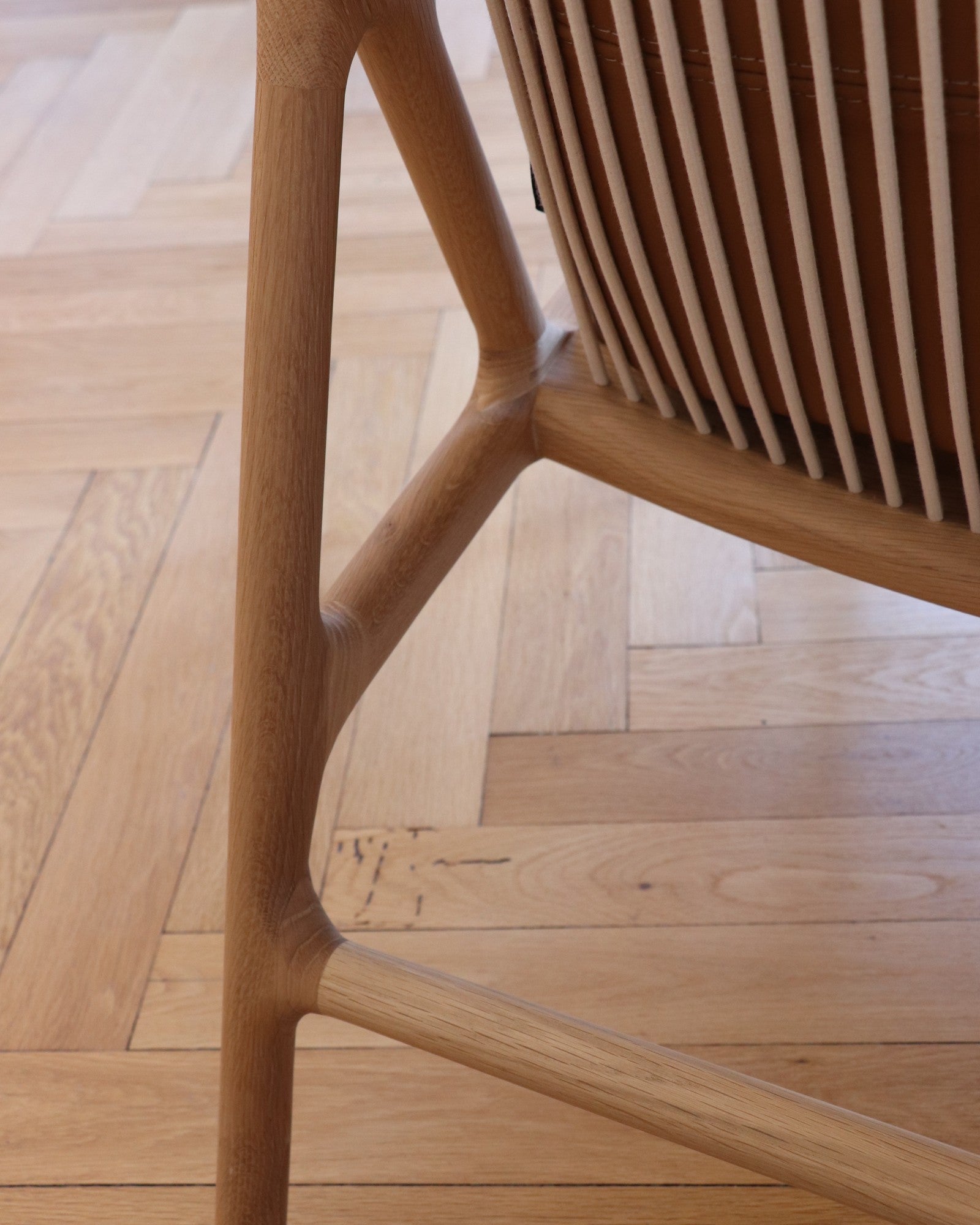 Fauteuil Dedo Easy Chair en chêne massif, cordage et coussins amovibles au design élégant.
