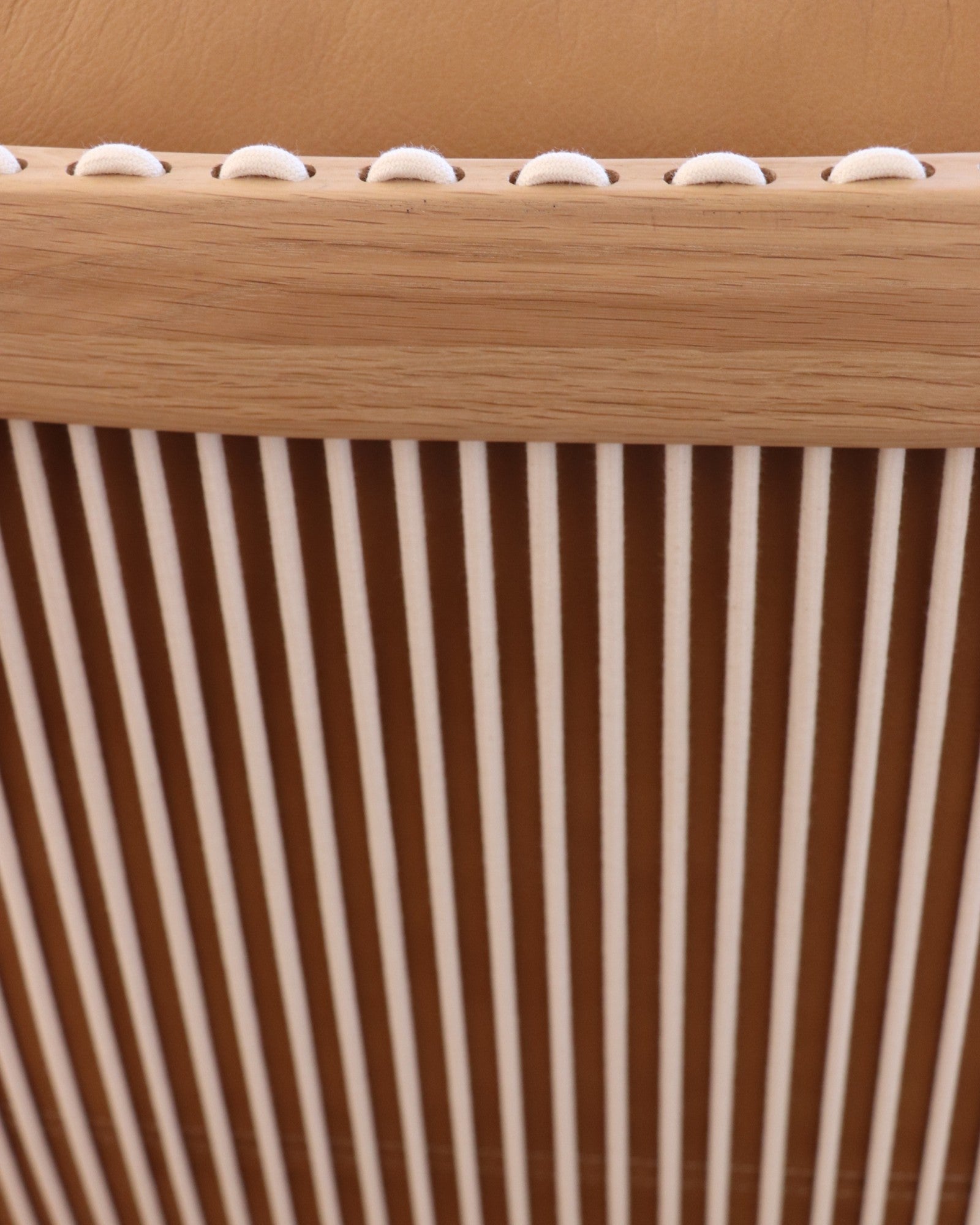 Fauteuil Dedo Easy Chair en chêne massif, cordage et coussins amovibles au design élégant.