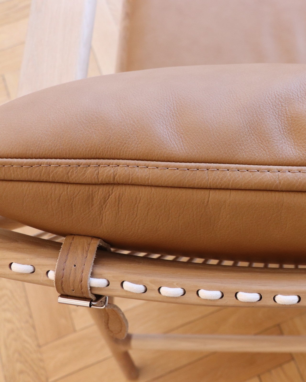 Fauteuil Dedo Easy Chair en chêne massif, cordage et coussins amovibles au design élégant.