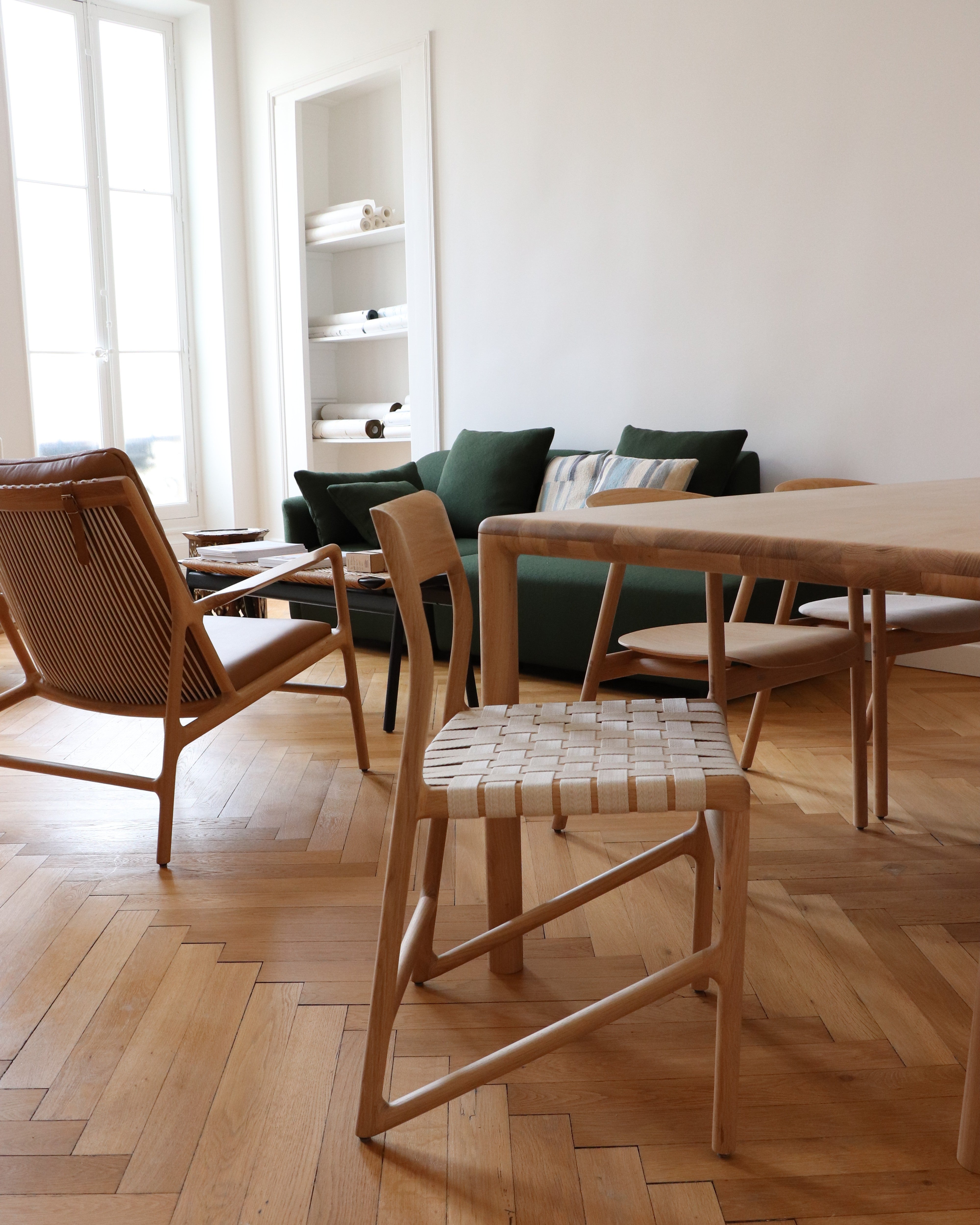 showroom gazzda longitude marseille fawn chair hugg sofa et dedo easy chair vue de dos