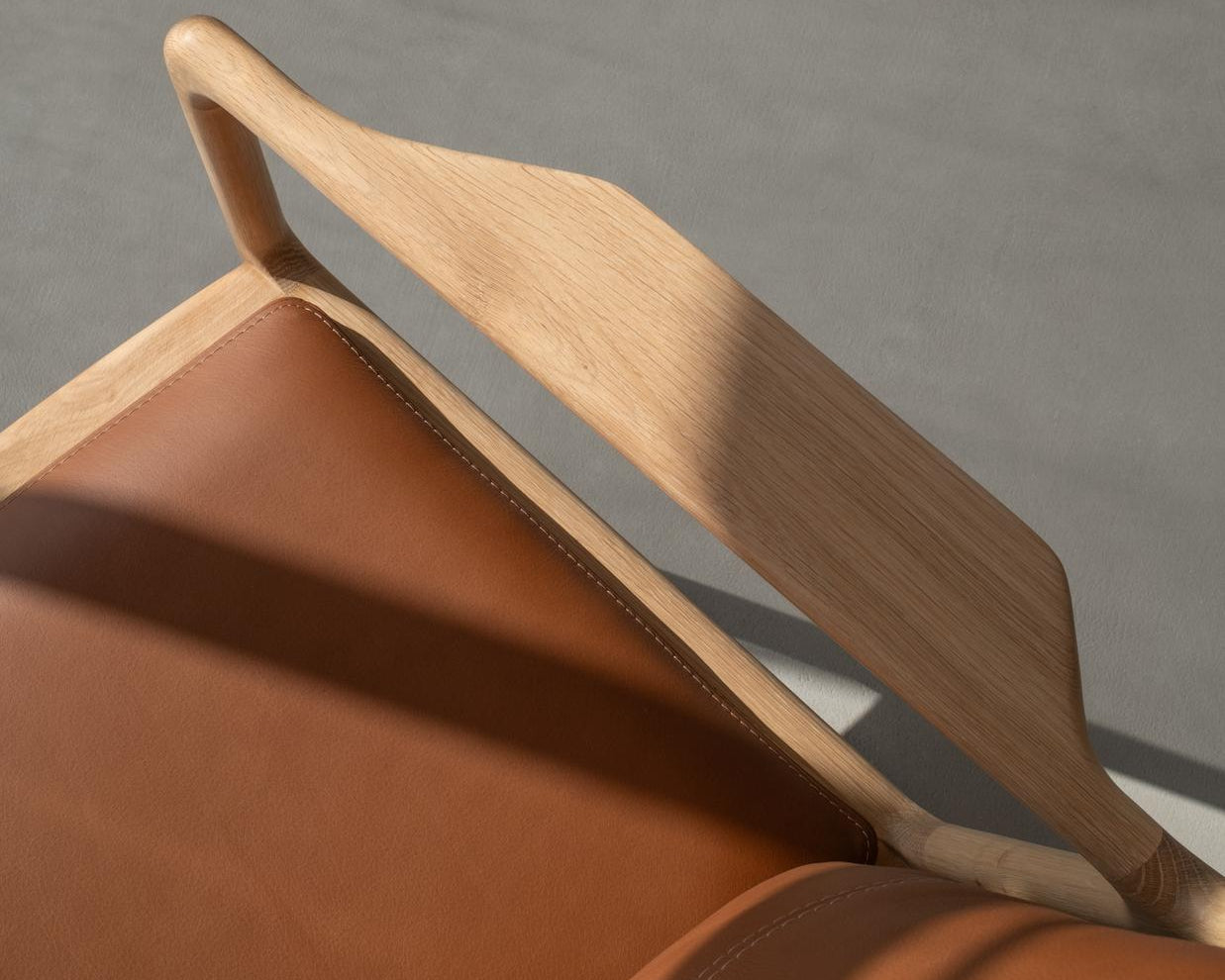 fauteuil dedo easy chair en chêne assise zoom sur l'accoudoir référencé par longitude marseille