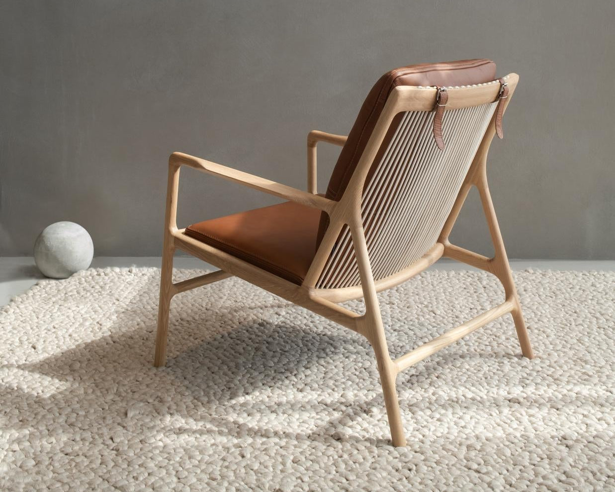 fauteuil dedo easy chair en noir assise en cuir dakar zoom sur le dossier cordage exposé chez longitude marseille