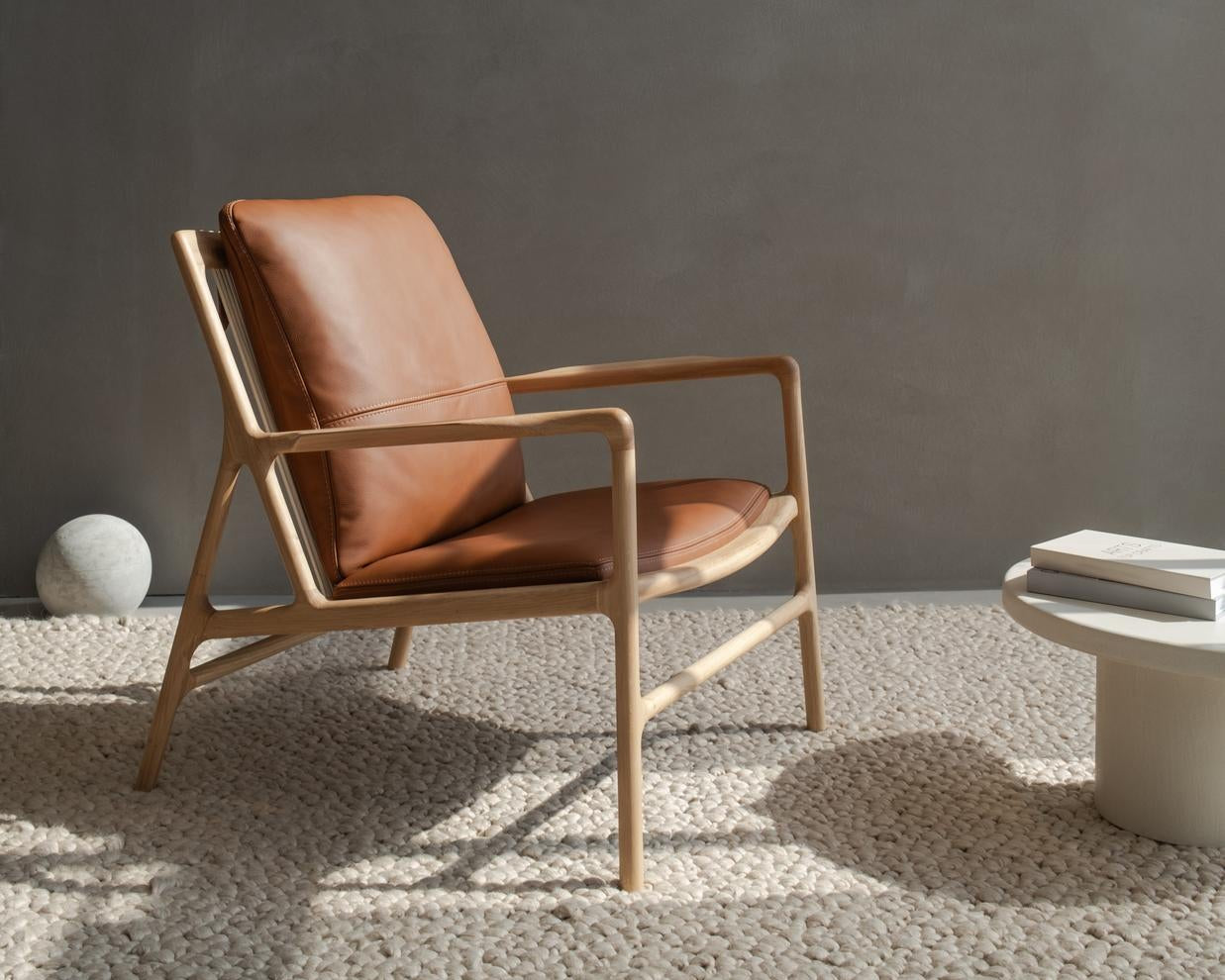 fauteuil dedo easy chair en chêne assise en cuir vue d'ensemble exposé par longitude marseille