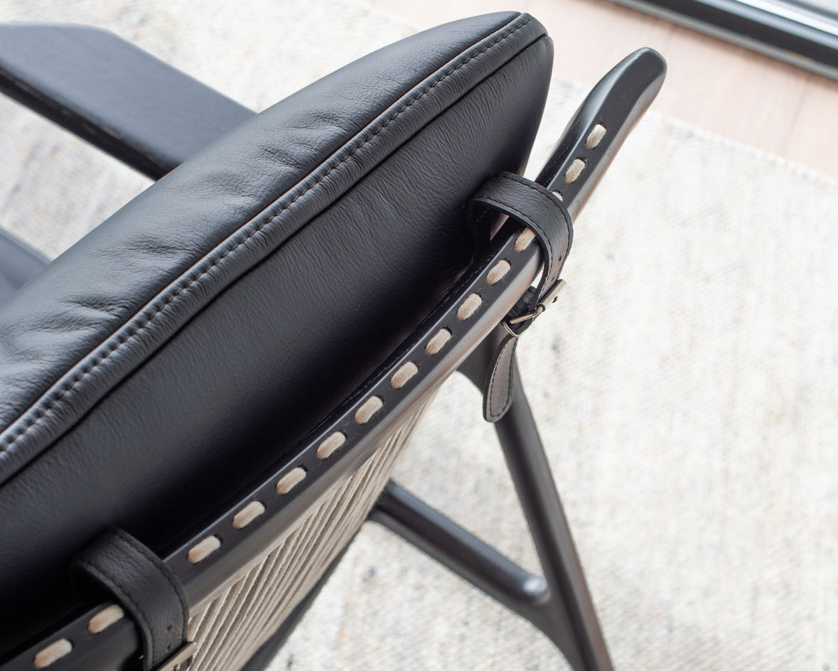 fauteuil dedo easy chair en noir assise en cuir noir zoom sur le dossier cordage référencé par longitude marseille