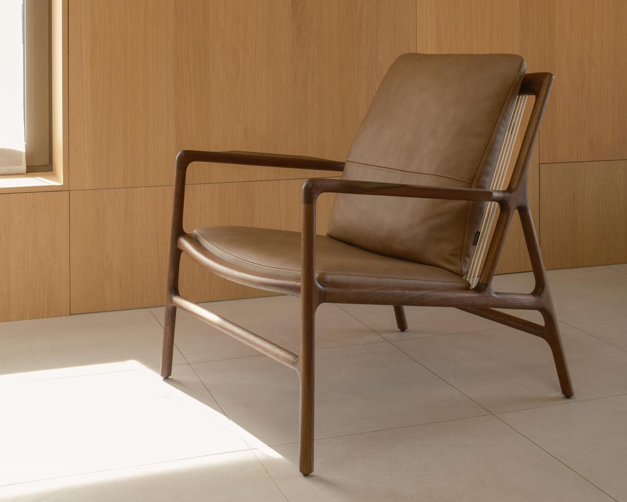 fauteuil dedo easy chair en noyer assise en cuir  référencé par longitude marseille