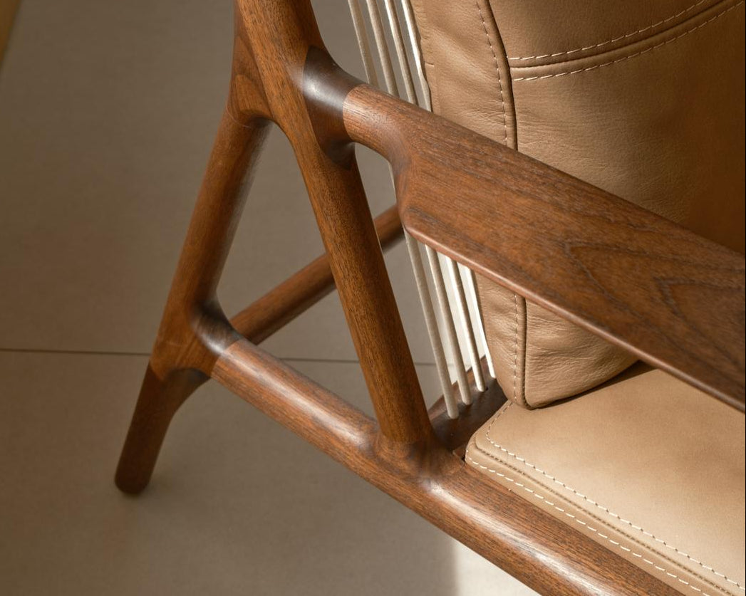 fauteuil dedo easy chair en noyer zoom sur l'assemblage de la structure référencé par longitude marseille 