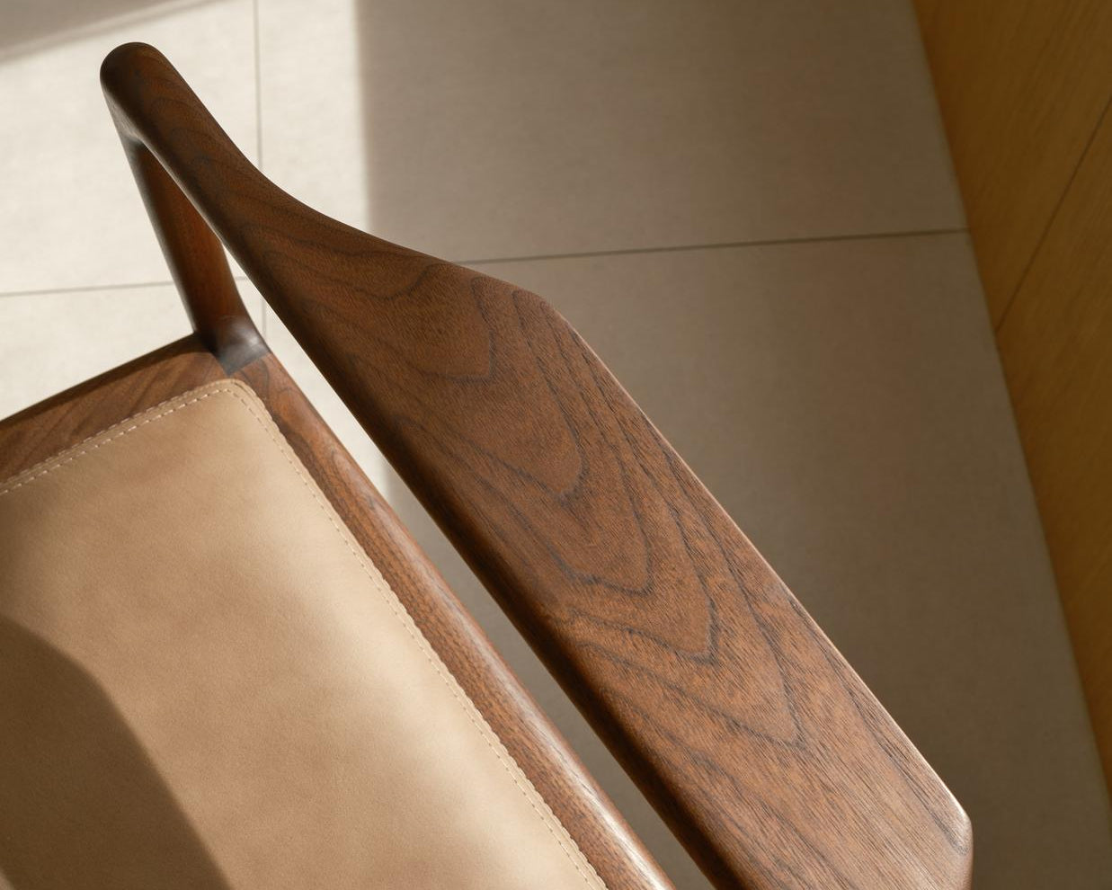 fauteuil dedo easy chair en noyer zoom sur l'accoudoir en noyer massif référencé par longitude marseille