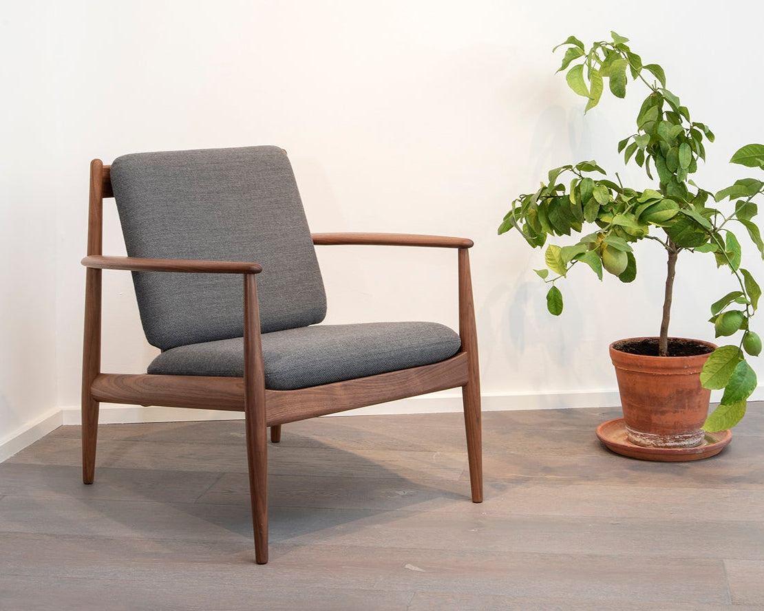 Fauteuil GJ 118 Easy Chair par Grete Jalk en noyer américain, design danois édité par Lange Production vue trois quart