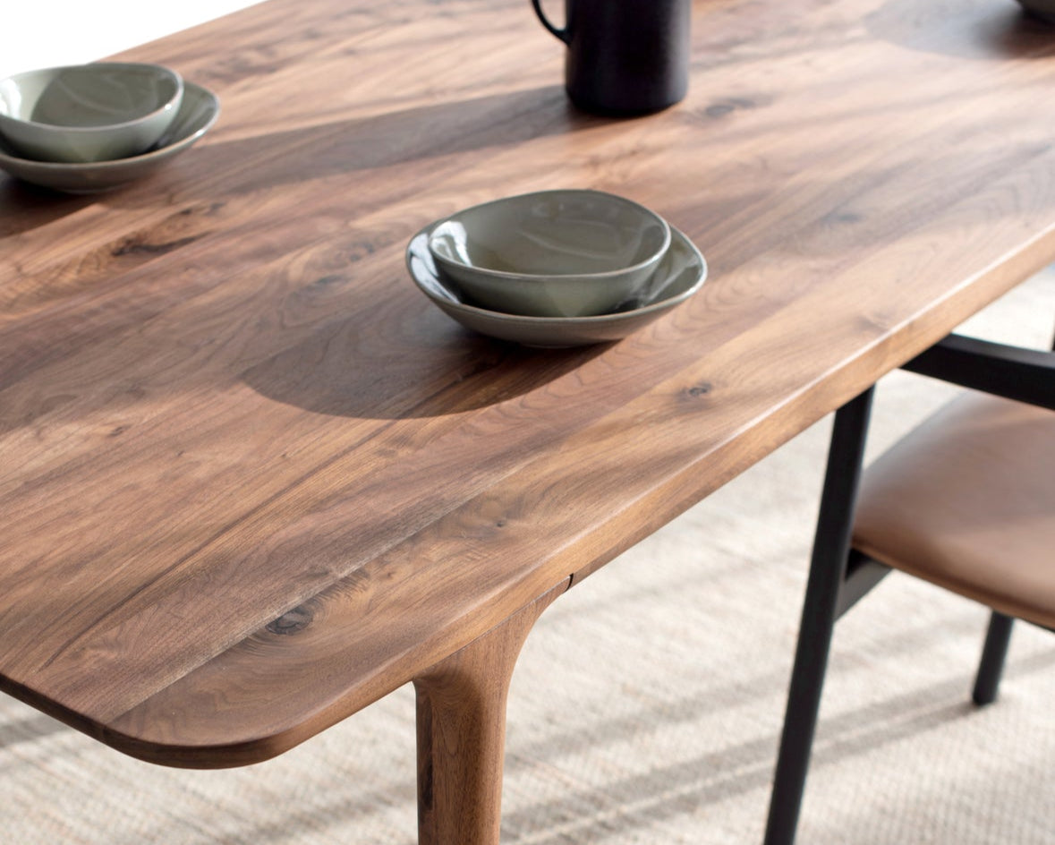 Table Fawn en chêne massif, lignes fluides et sculpturales, élégance intemporelle et durable.