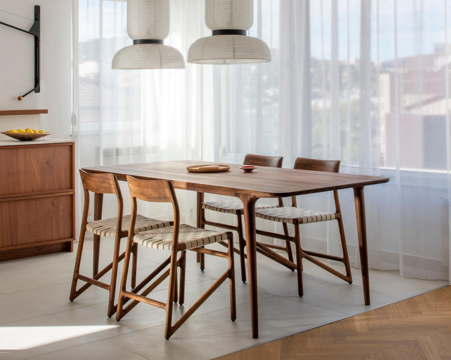 Table Fawn en chêne massif, lignes fluides et sculpturales, élégance intemporelle et durable.