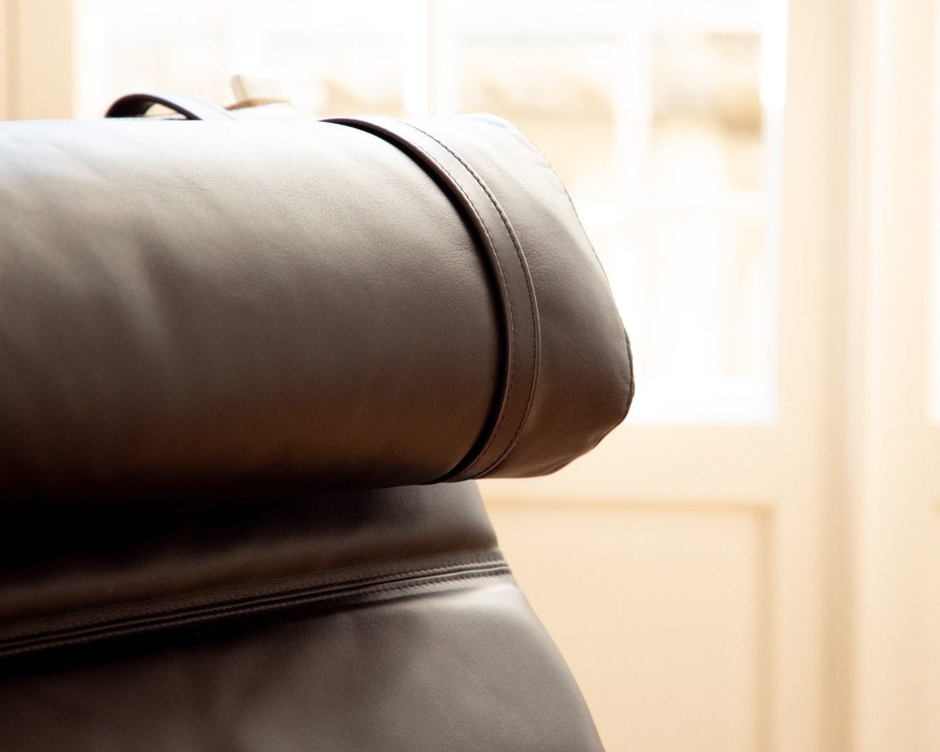 Fauteuil FK87 Grasshopper en cuir noir, appui tête en cuir, réédition Lange Production, design Fabricius & Kastholm, visible chez Longitude Marseille