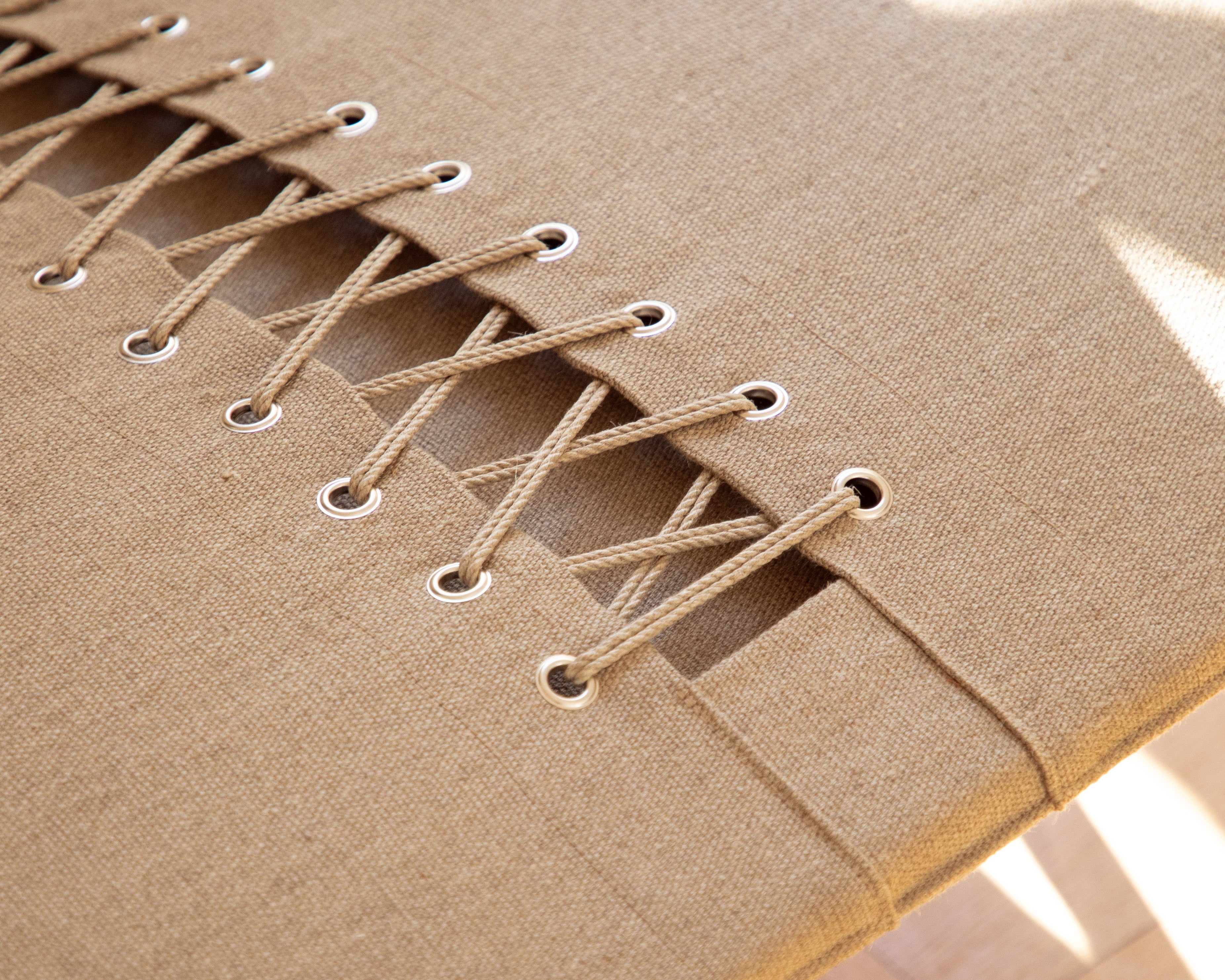 Fauteuil FK87 Grasshopper en cuir, dessous d'assise sanglée, réédition Lange Production, design Fabricius & Kastholm, visible chez Longitude Marseille