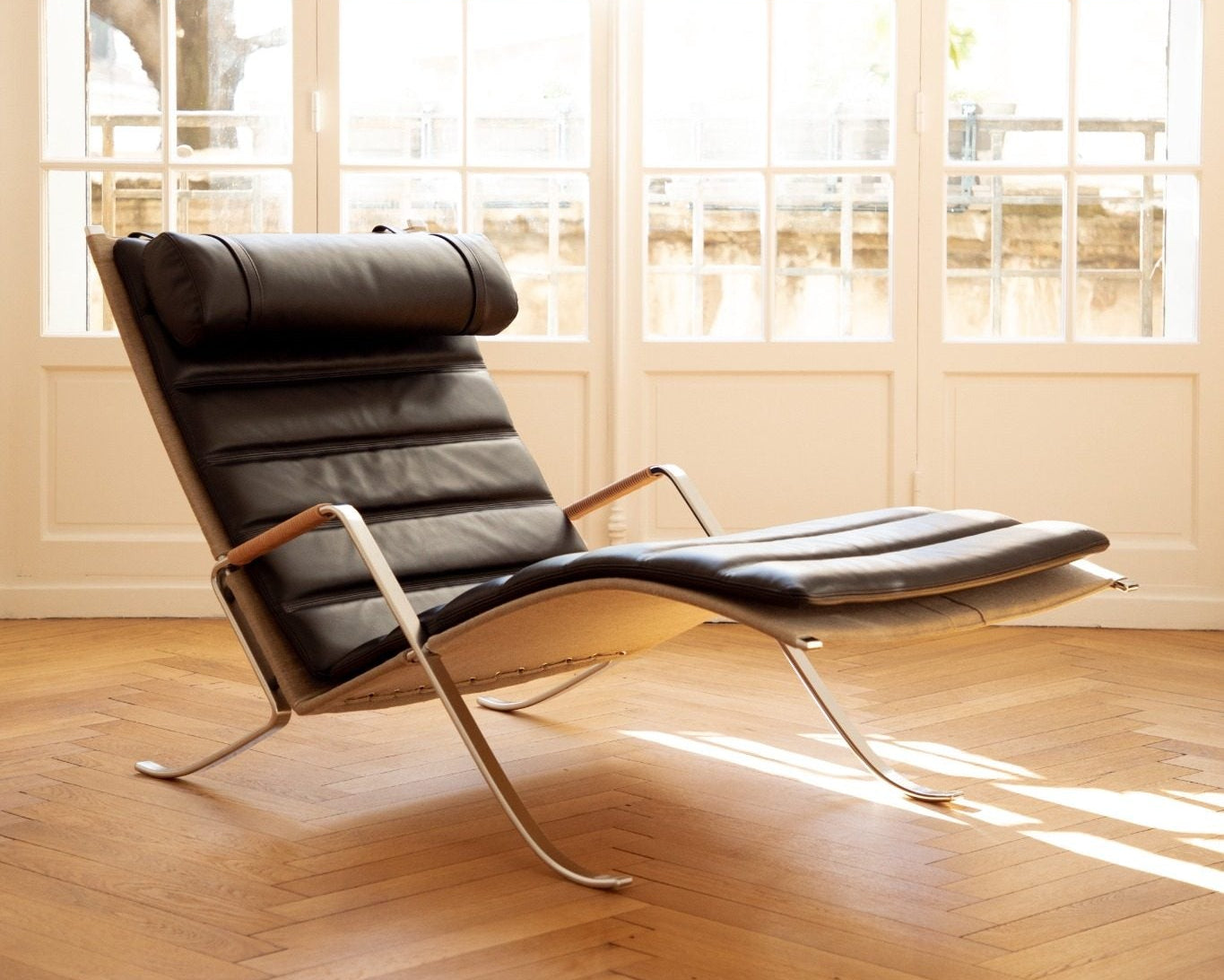 Fauteuil FK87 Grasshopper en cuir noir, réédition Lange Production, design Fabricius & Kastholm, visible chez Longitude Marseille