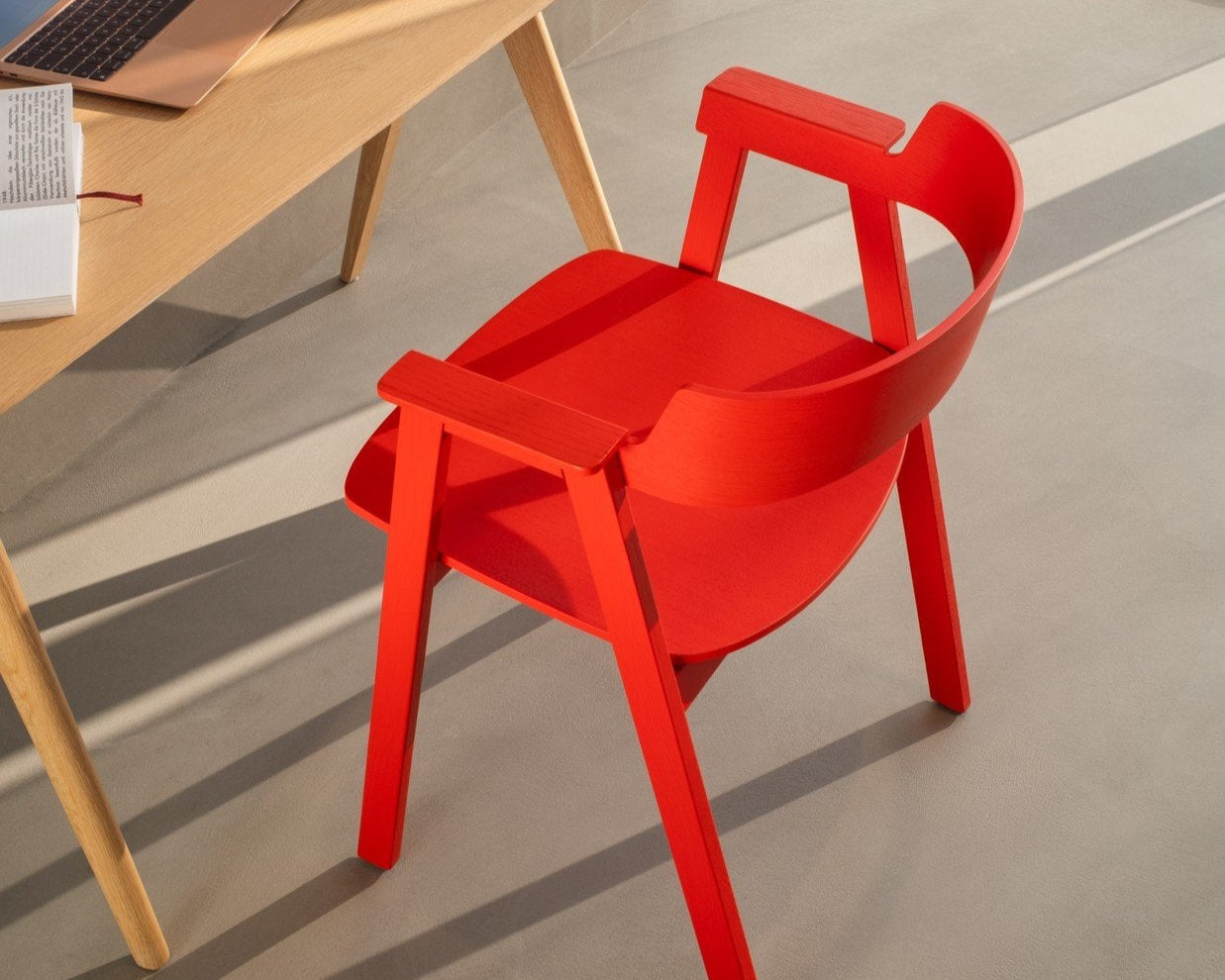 Flip Chair Gazzda : chaise compacte en chêne massif et assise élégante, design artisanal et hôtelier contemporain.