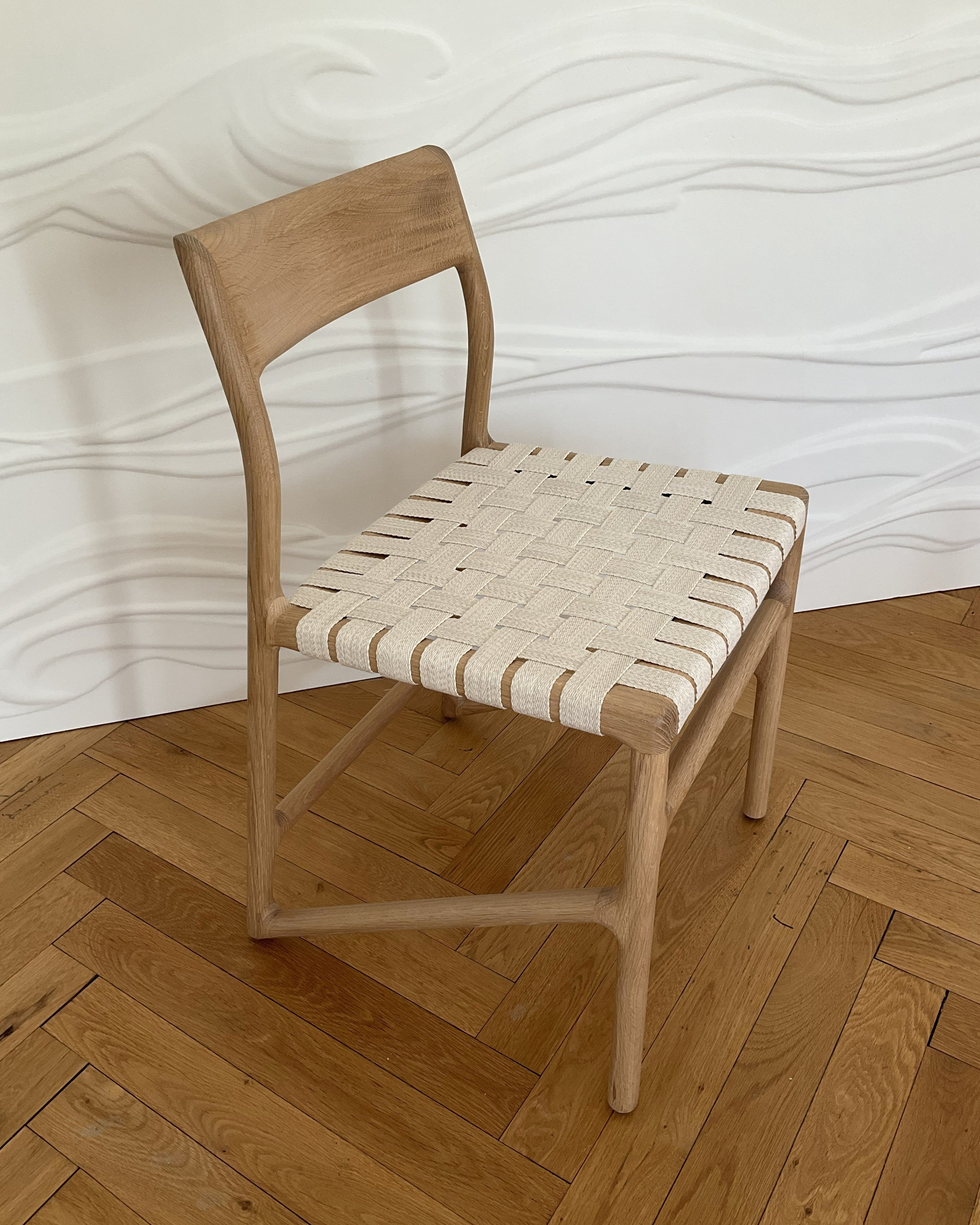 Chaise Fawn, simplicité formelle et équilibre des lignes, savoir faire artisanal du bois massif.