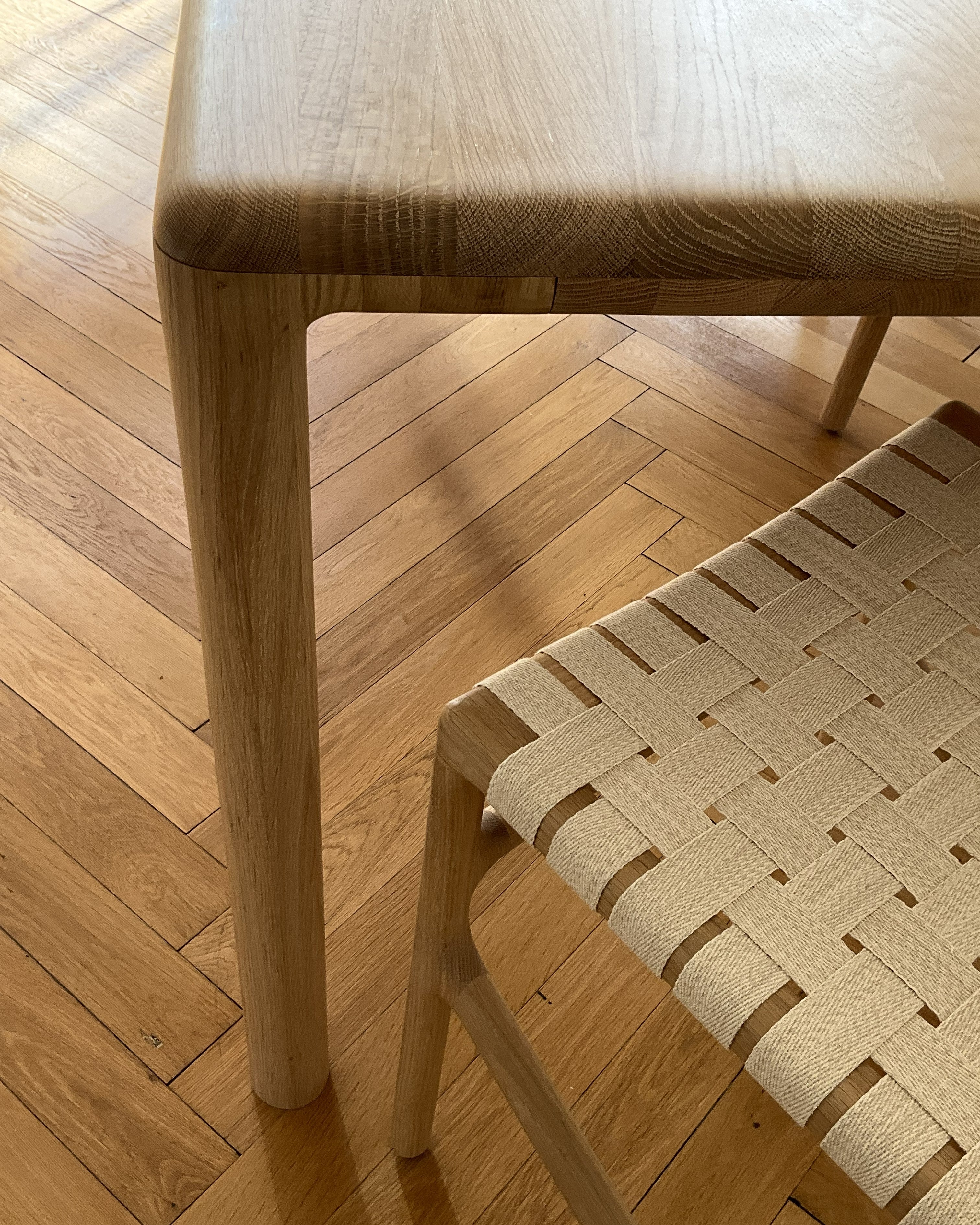 Chaise Fawn, simplicité formelle et équilibre des lignes, savoir faire artisanal du bois massif.