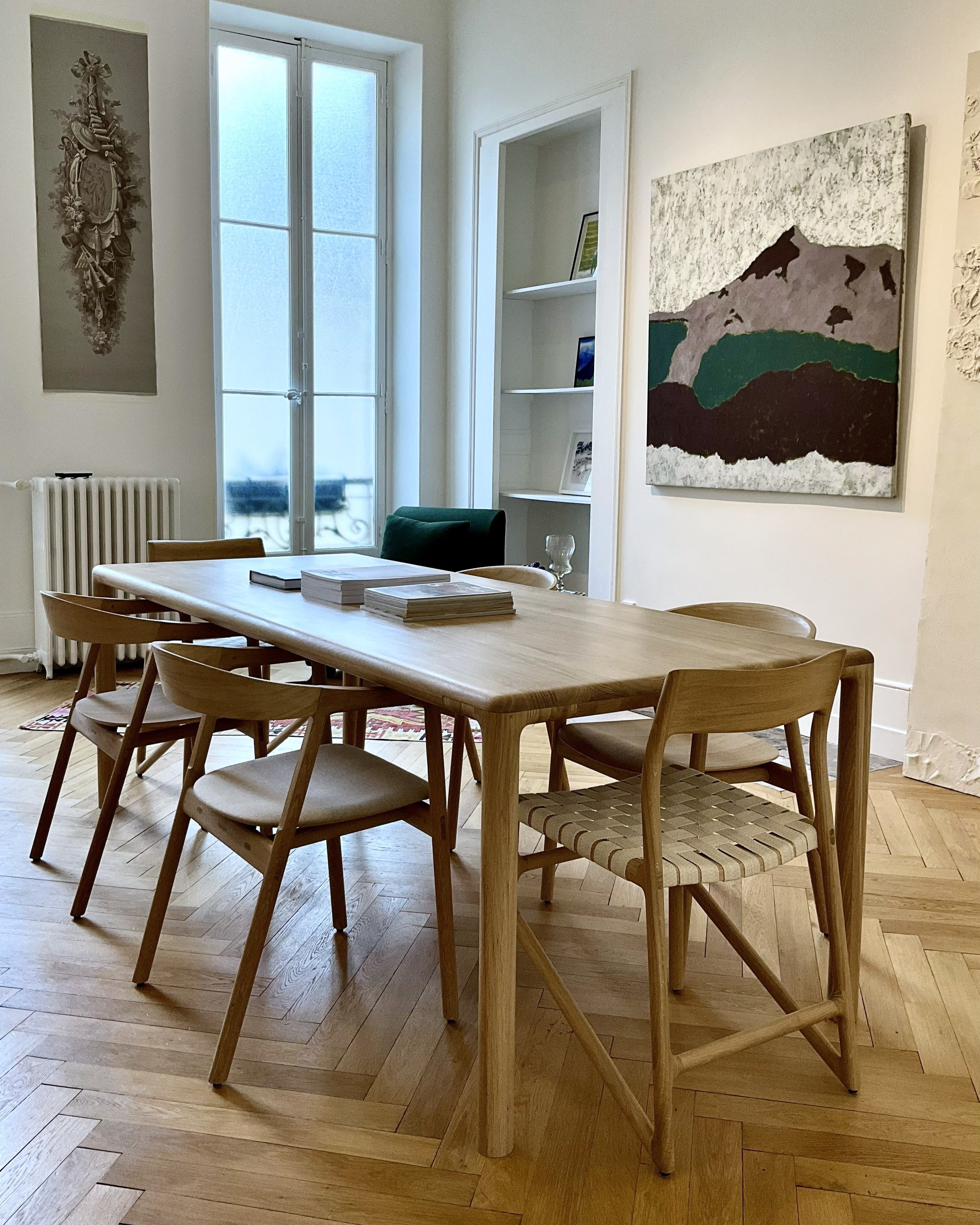 Table Derven, design épuré en bois massif, piètement aux angles, stabilité et élégance intemporelle pour salon ou salle à manger