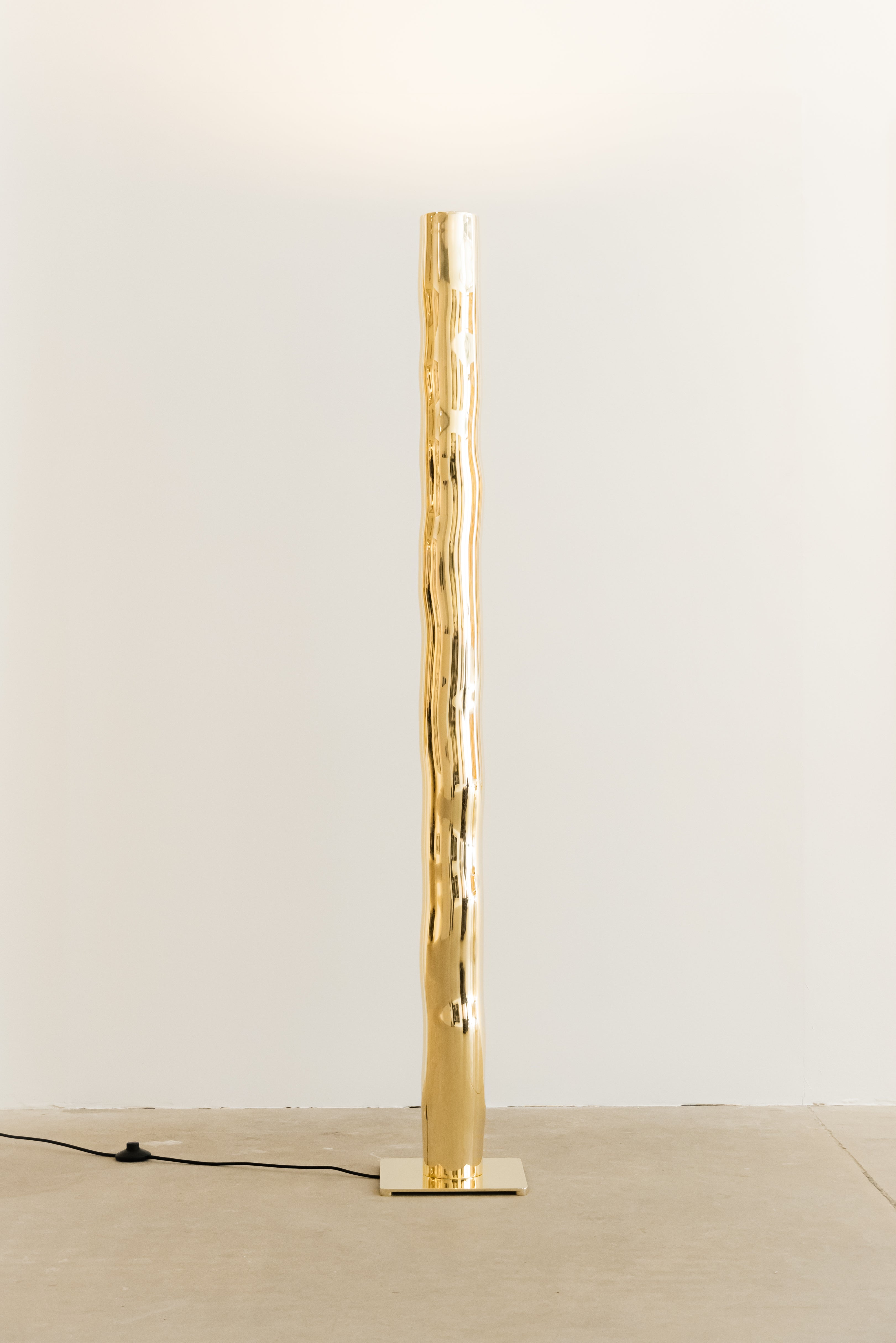 Lampadaire sculpture helios façonné à la main en laiton par victor tison vue d'ensemble