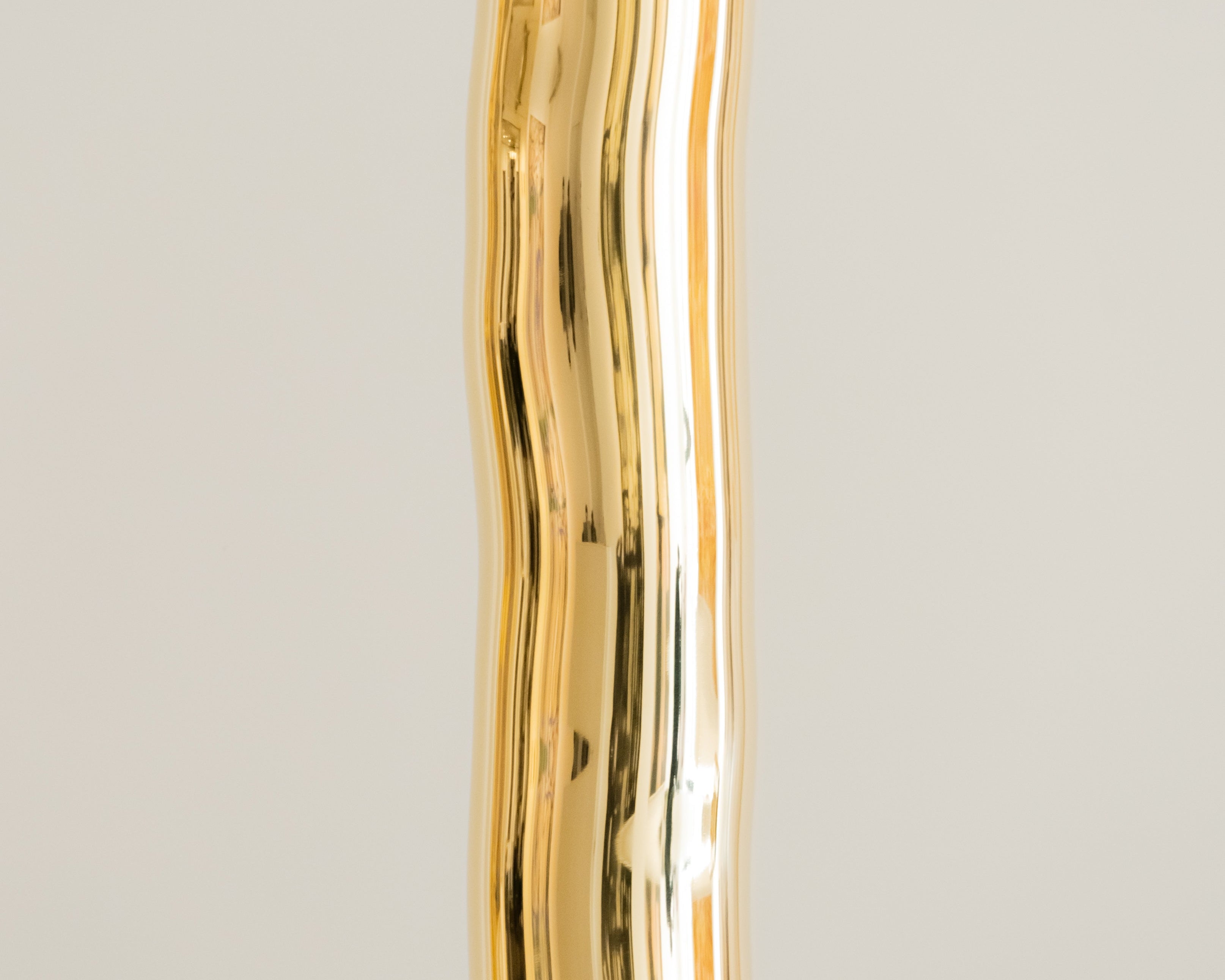 Détail du lampadaire helios façonné par victor tison Détail de la colonne en laiton poli miroir