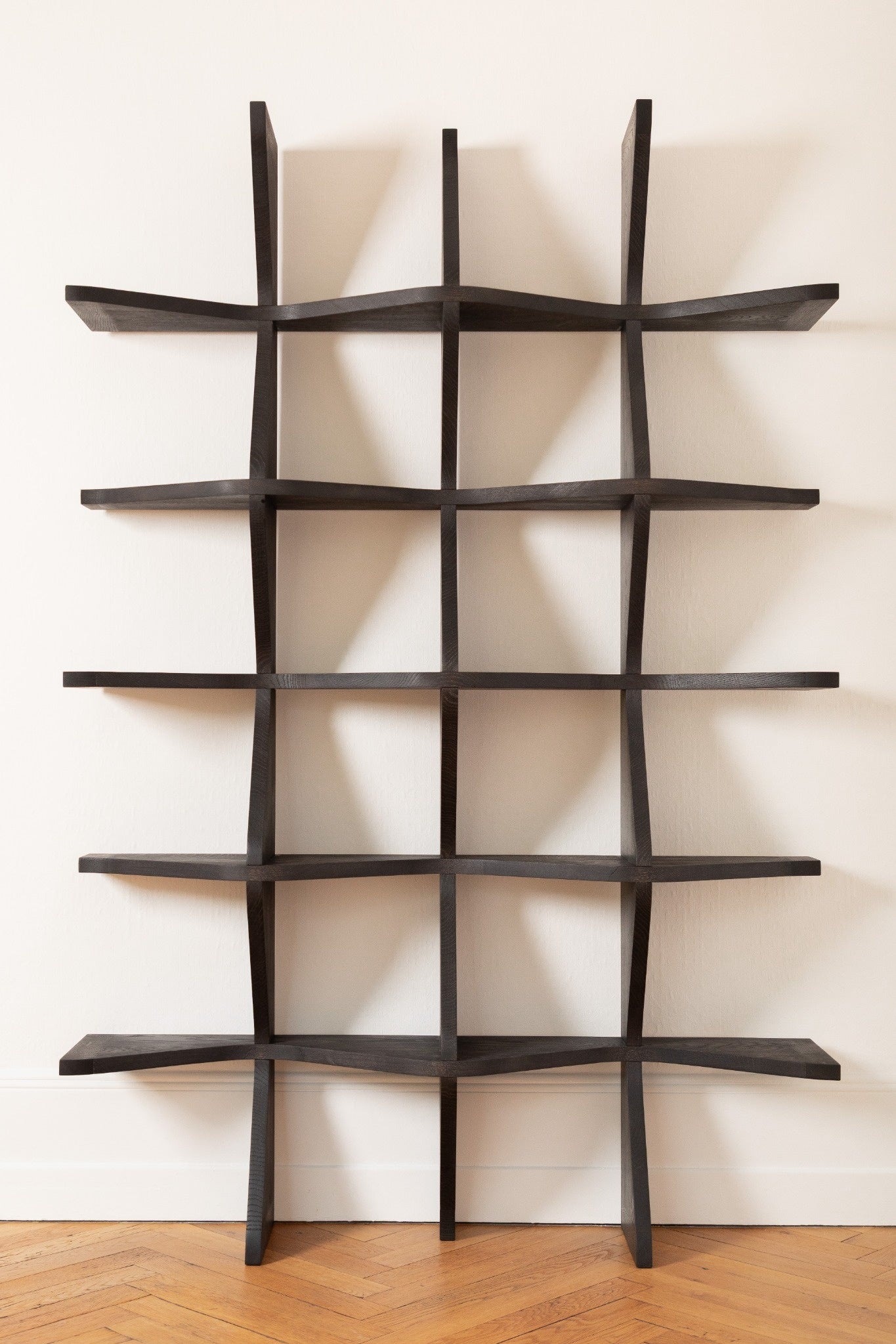 VAGUE : bibliothèque sculpturale en chêne, aux lignes ondulées, entre savoir-faire artisanal et design contemporain.