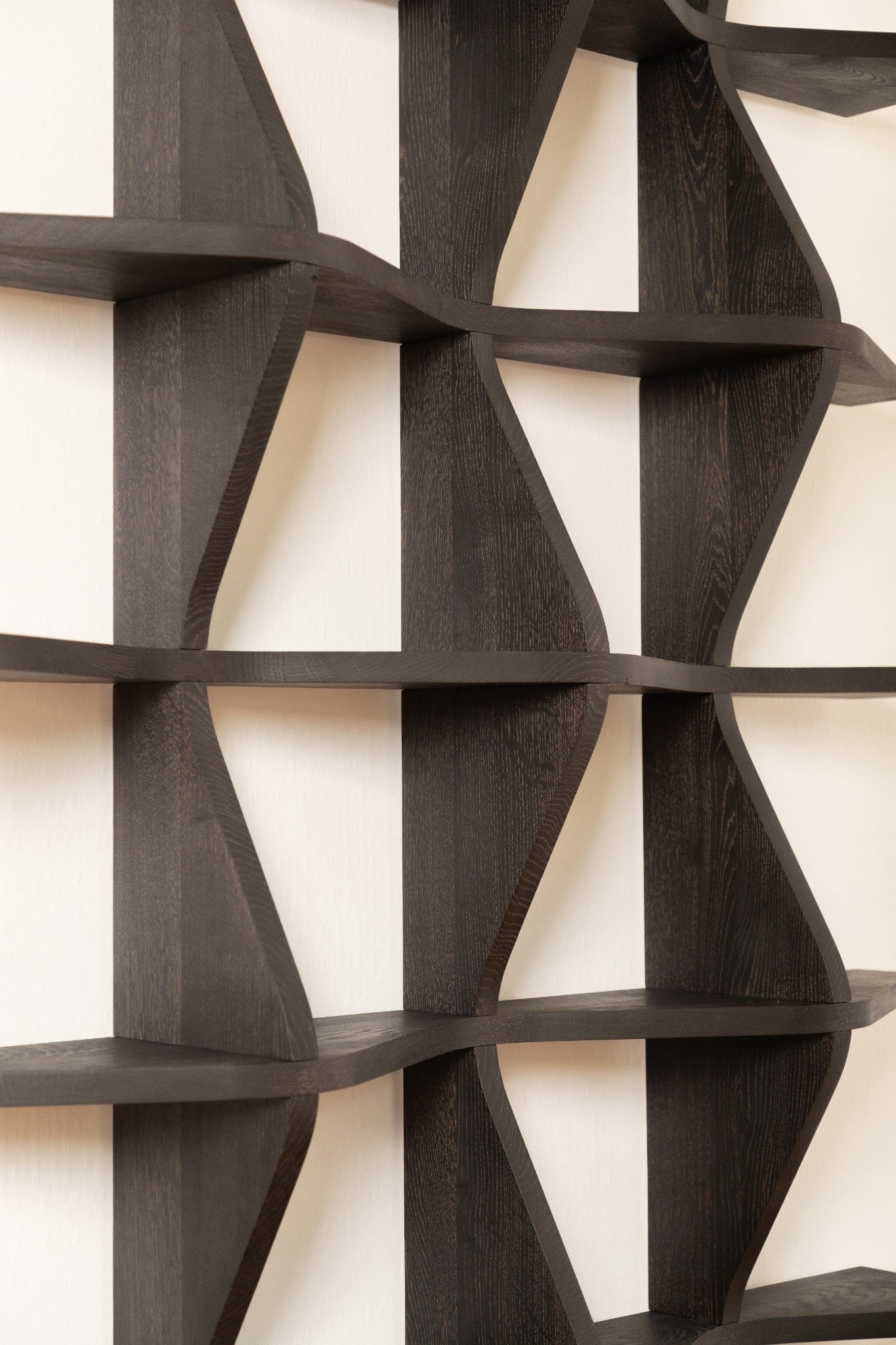 VAGUE : bibliothèque sculpturale en chêne, aux lignes ondulées, entre savoir-faire artisanal et design contemporain.