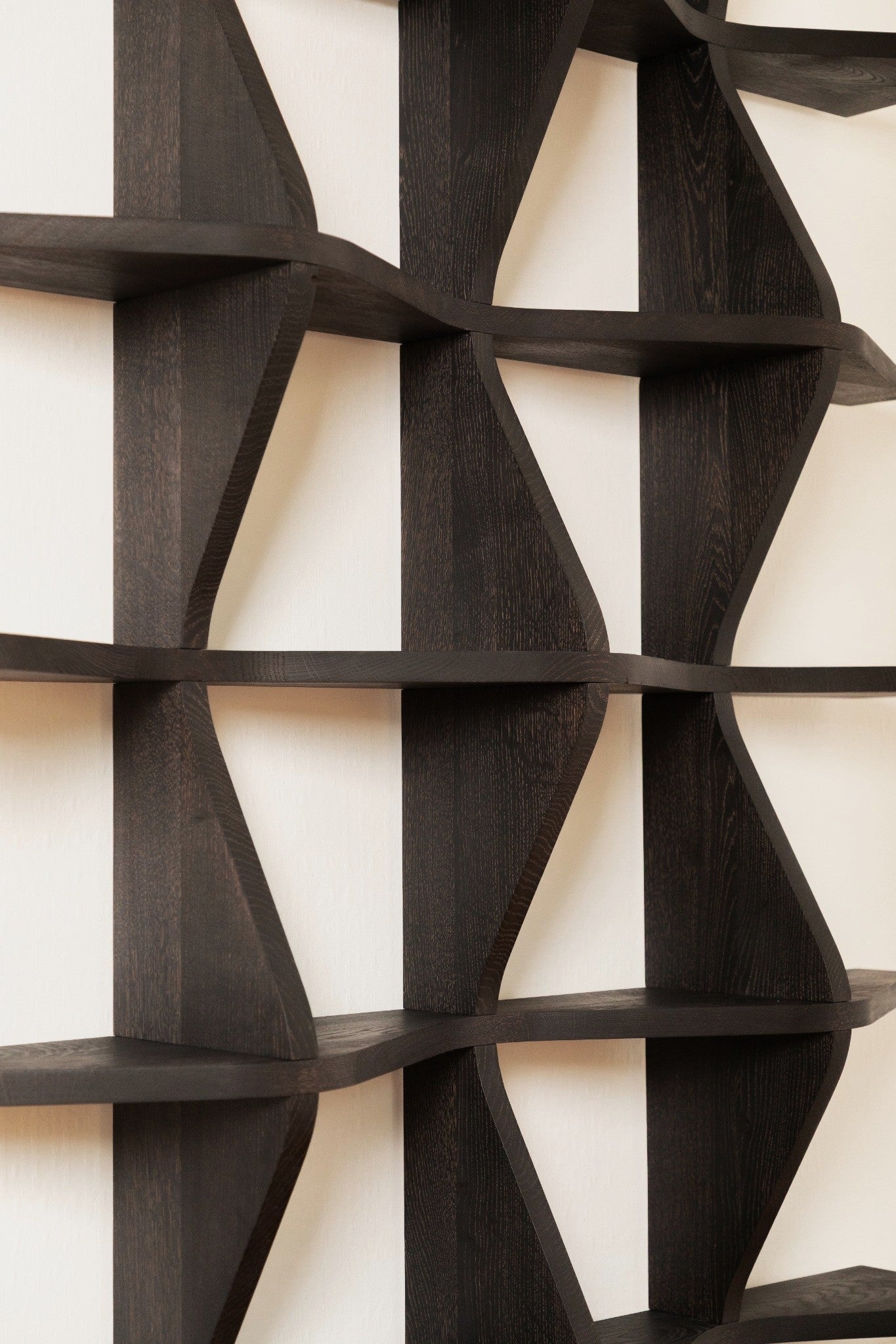 VAGUE : bibliothèque sculpturale en chêne, aux lignes ondulées, entre savoir-faire artisanal et design contemporain.