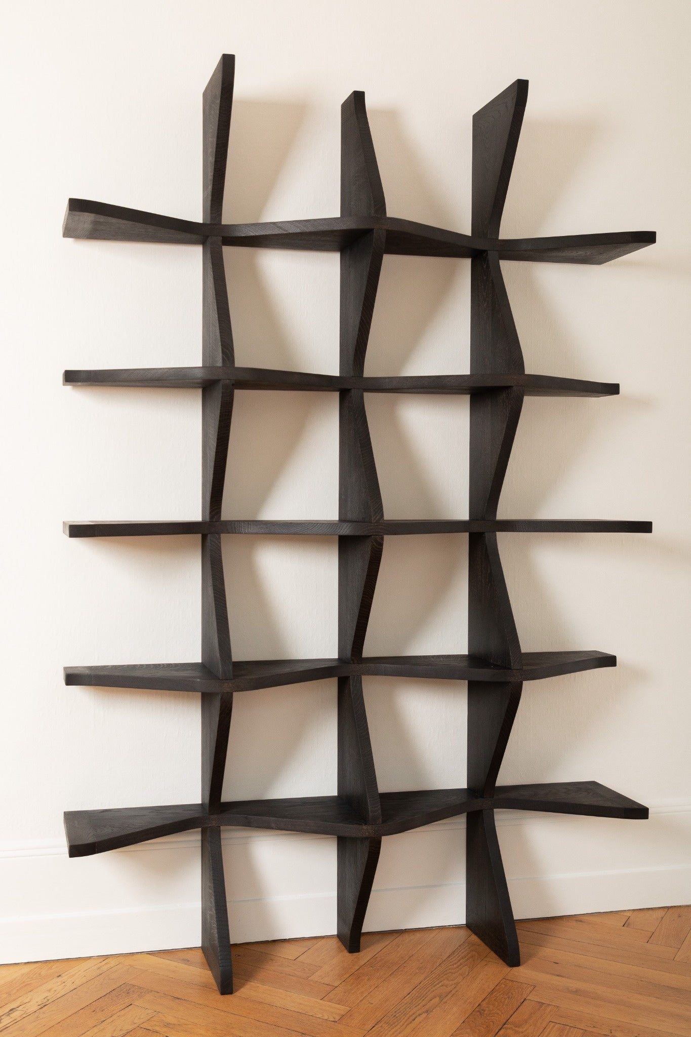 VAGUE : bibliothèque sculpturale en chêne, aux lignes ondulées, entre savoir-faire artisanal et design contemporain.