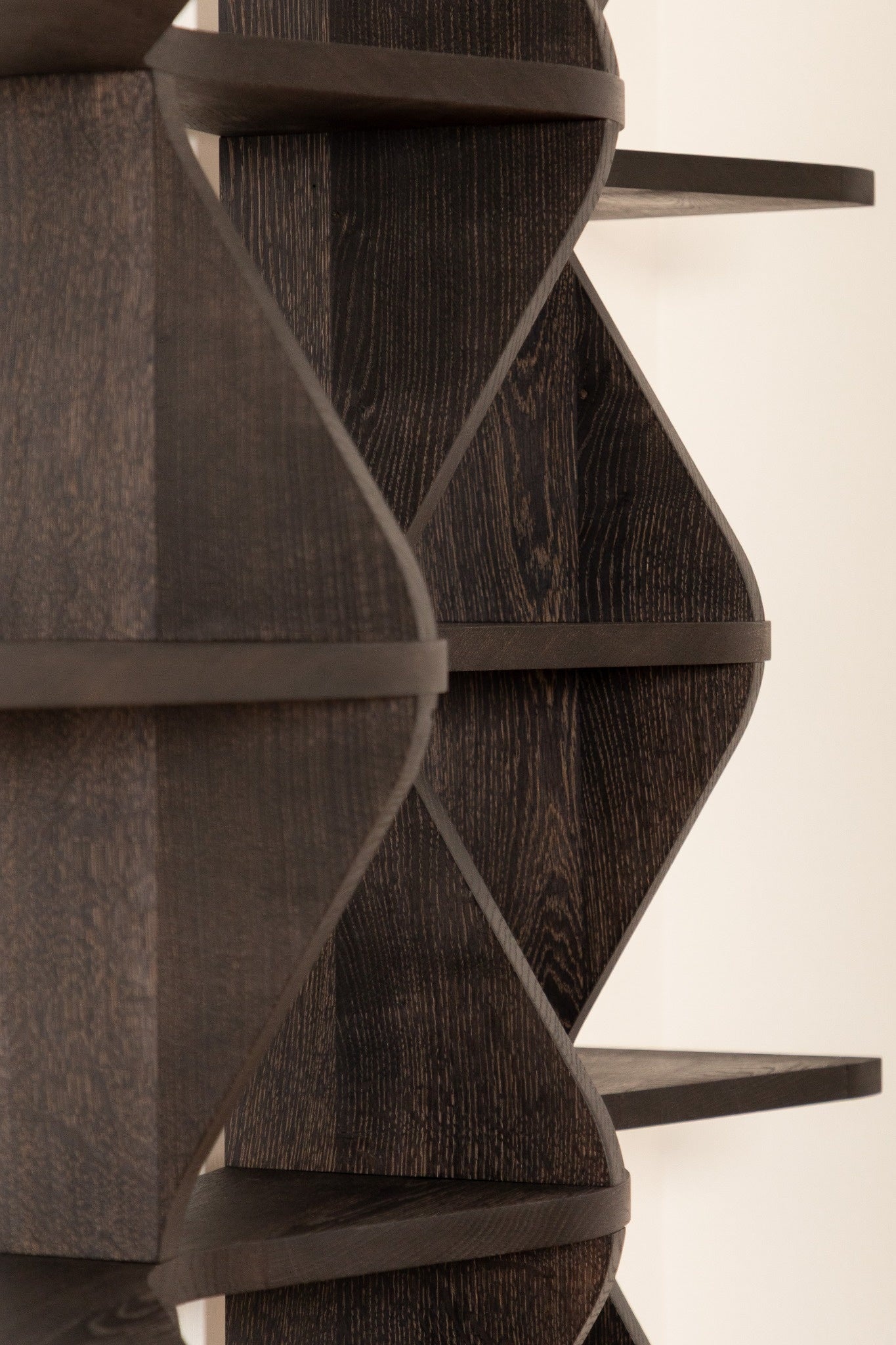 VAGUE : bibliothèque sculpturale en chêne, aux lignes ondulées, entre savoir-faire artisanal et design contemporain.