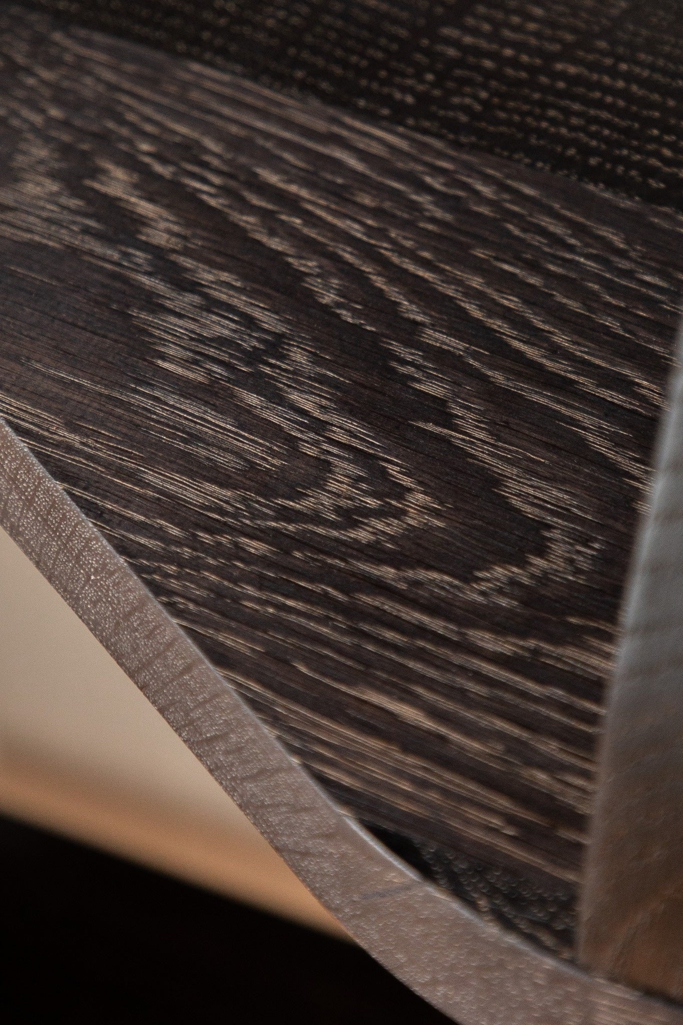 VAGUE : bibliothèque sculpturale en chêne, aux lignes ondulées, entre savoir-faire artisanal et design contemporain.