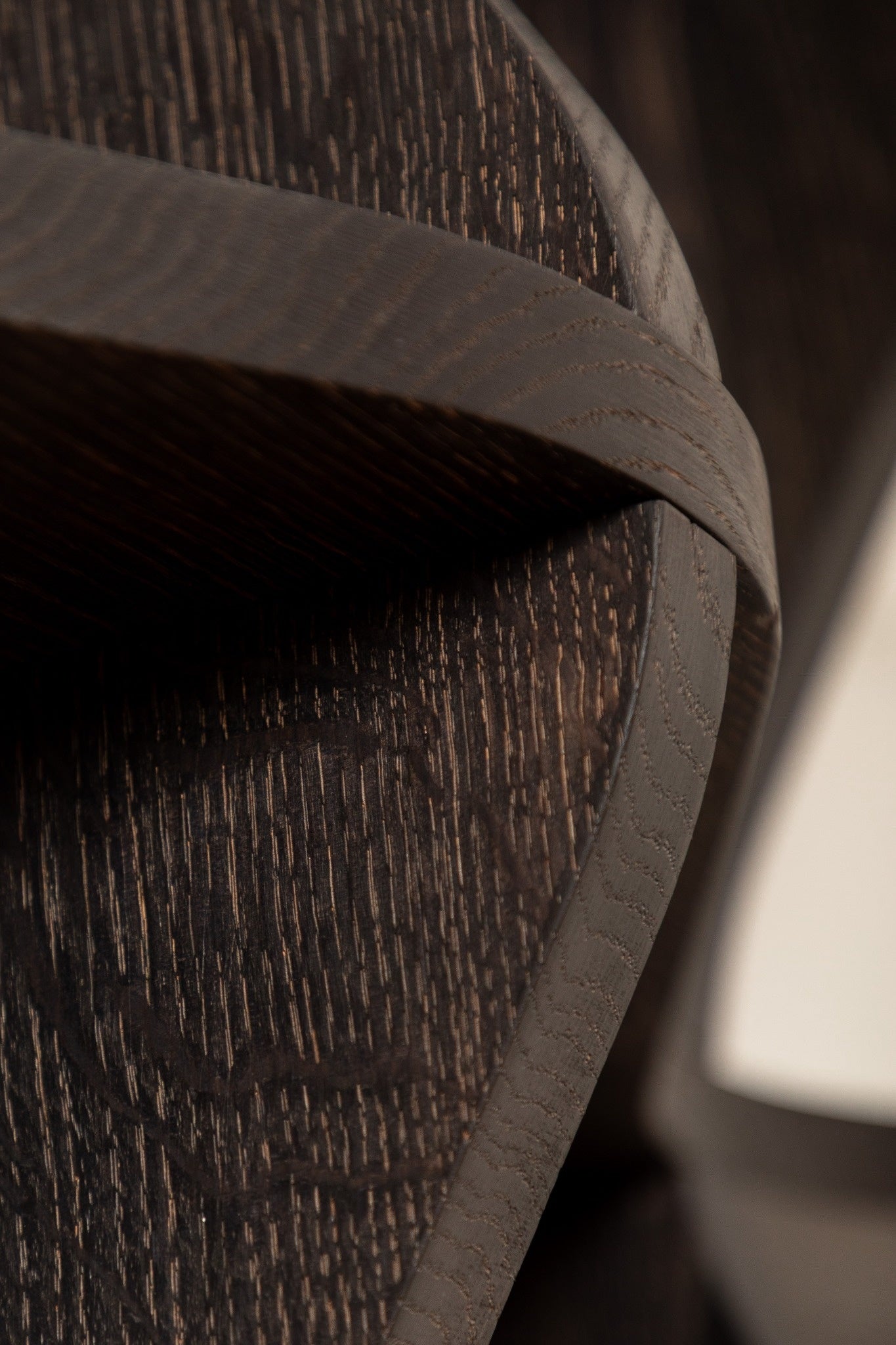 VAGUE : bibliothèque sculpturale en chêne, aux lignes ondulées, entre savoir-faire artisanal et design contemporain.