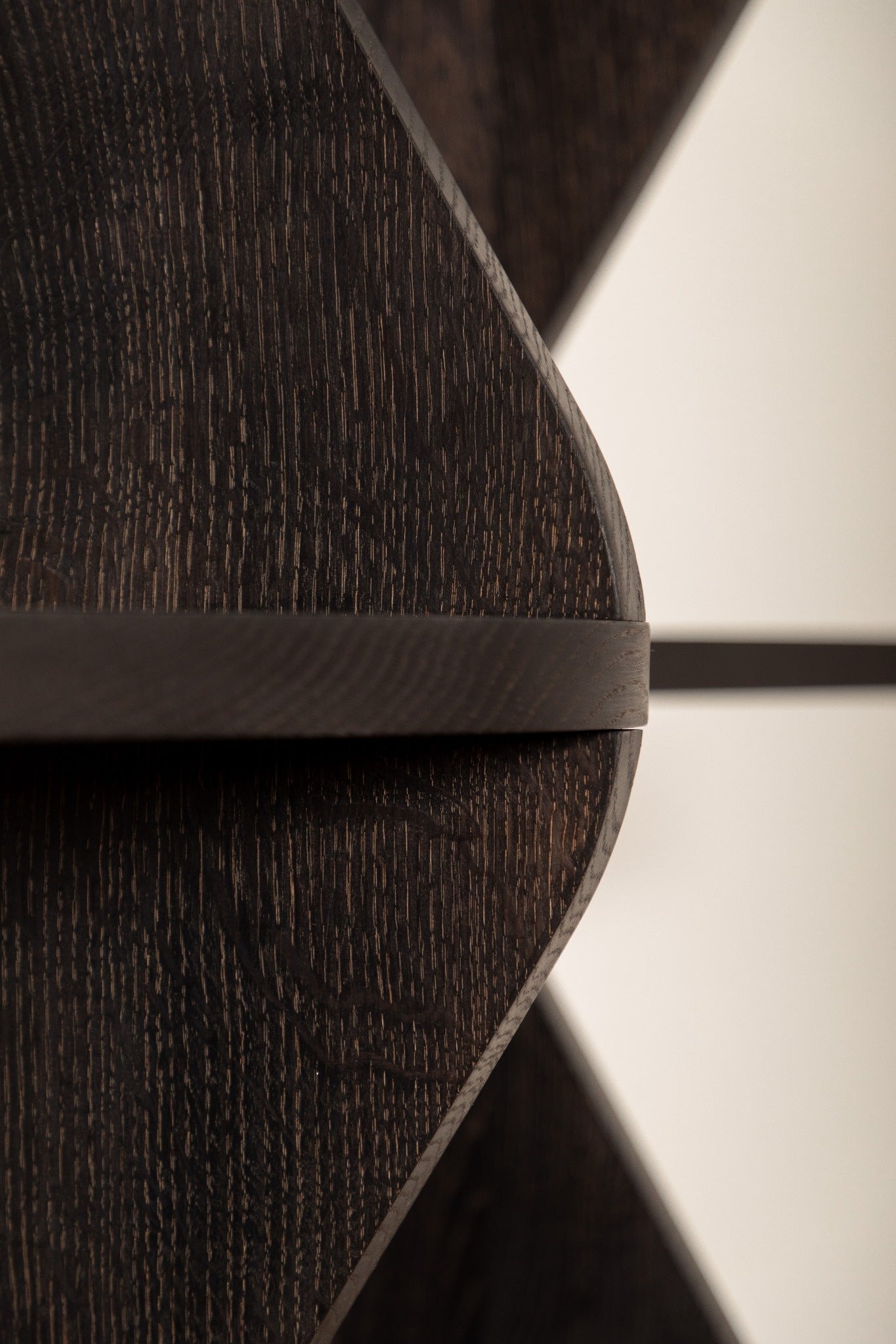 VAGUE : bibliothèque sculpturale en chêne, aux lignes ondulées, entre savoir-faire artisanal et design contemporain.