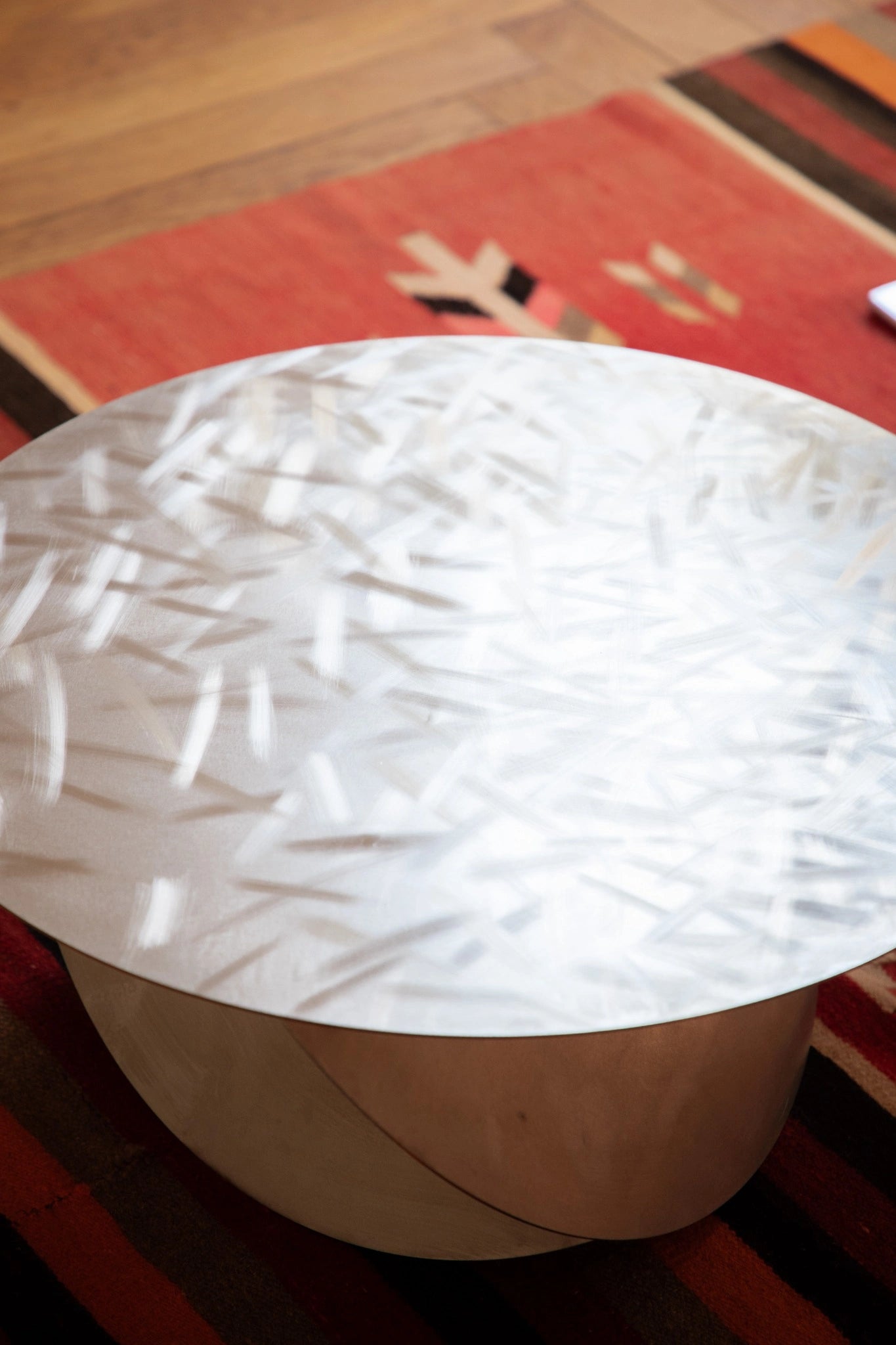 PROJET TABLE BASSE SPHERE : demi-sphère en acier inox, cuivre ou laiton, lumière et matière dialoguent dans un design contemporain.