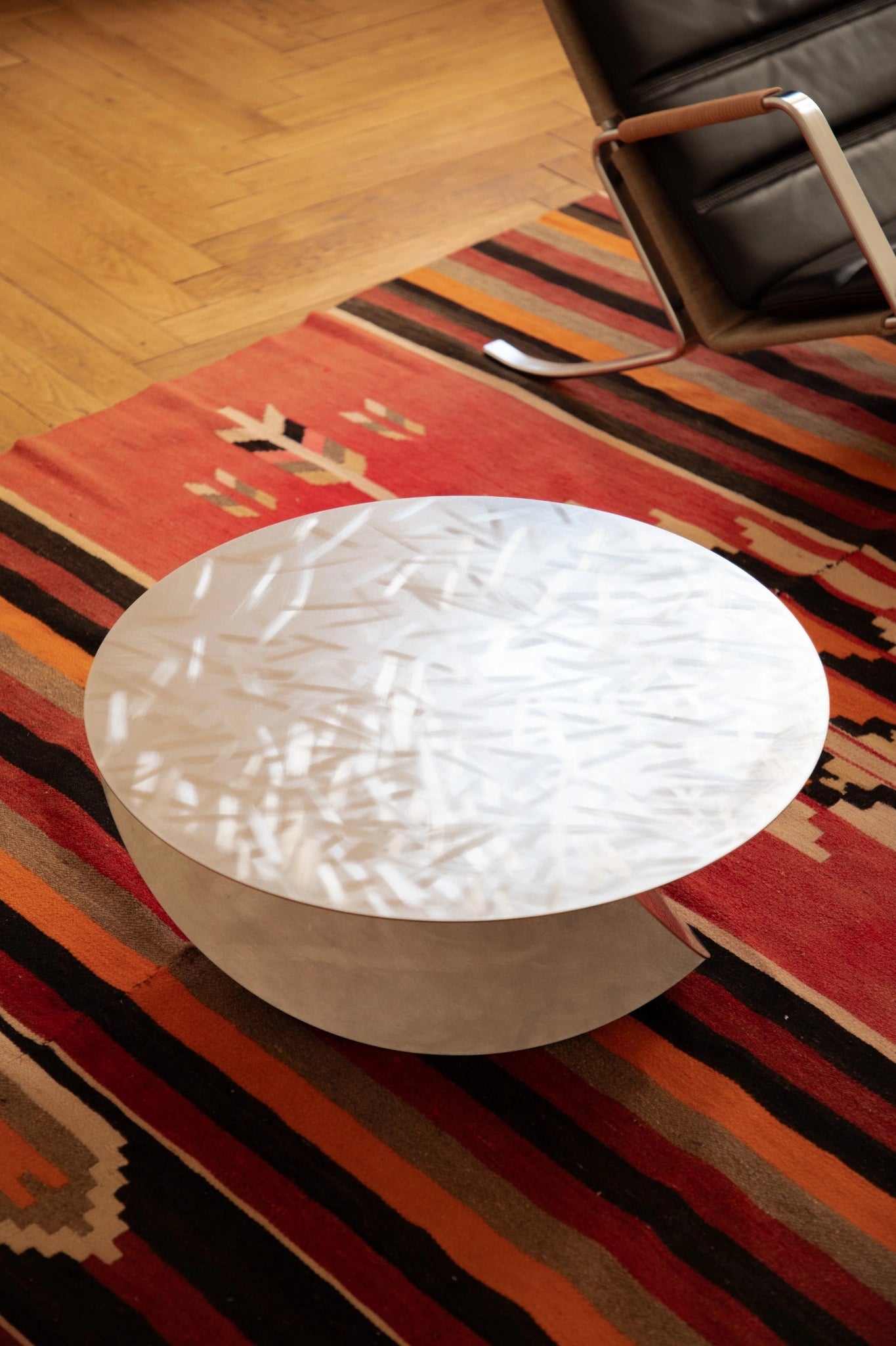 PROJET TABLE BASSE SPHERE : demi-sphère en acier inox, cuivre ou laiton, lumière et matière dialoguent dans un design contemporain.