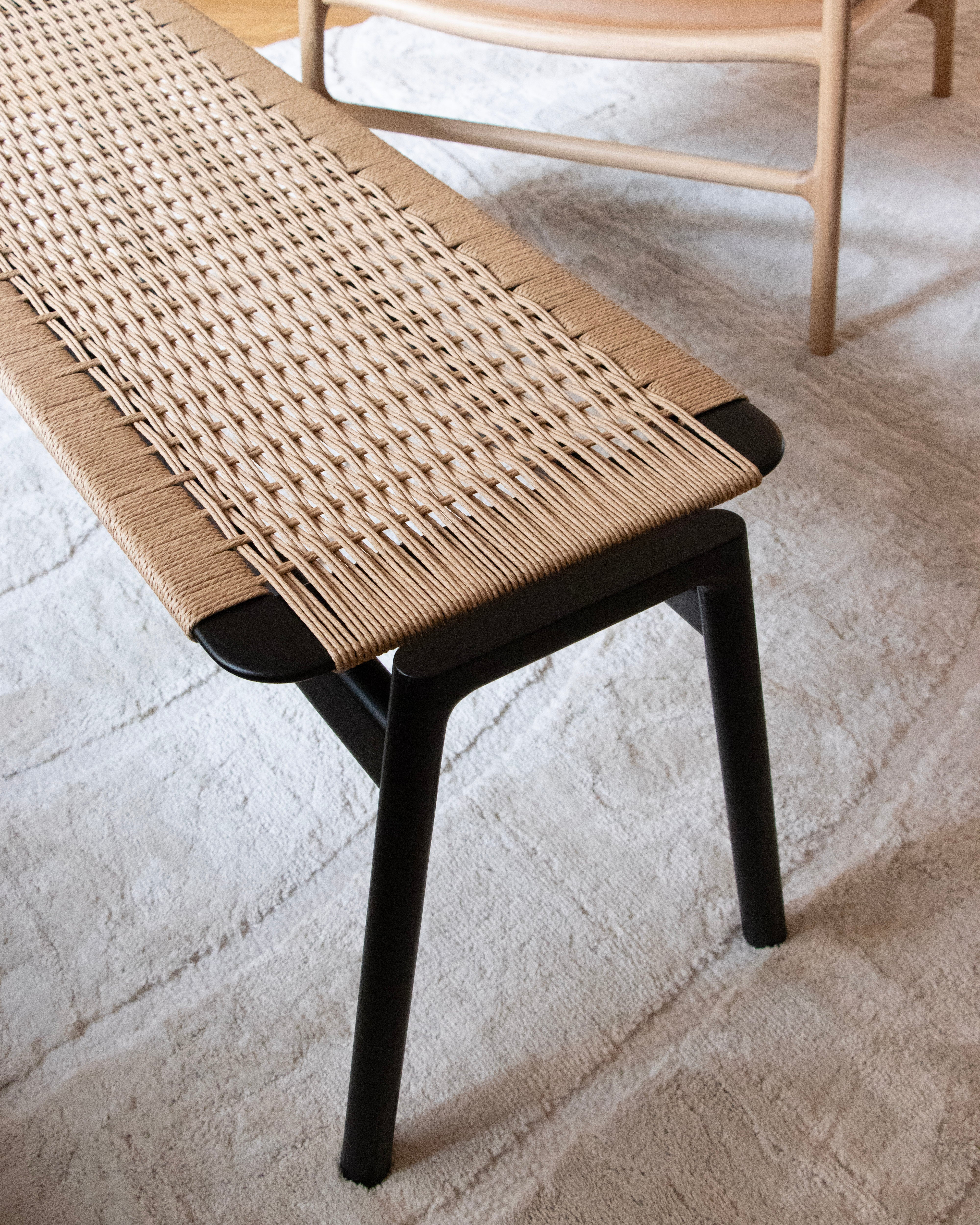 Banc Klupa en chêne massif  au design minimaliste, fonctionnel et intemporel.
