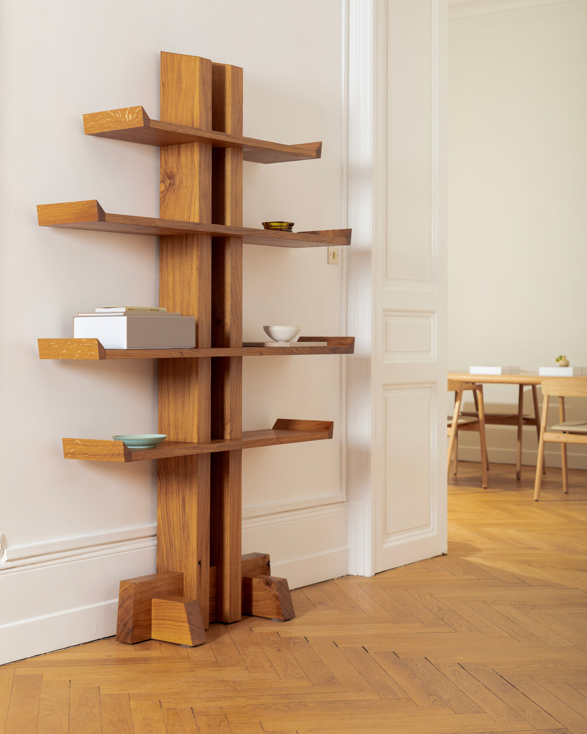 Robin Rousselle TOTEM : bibliothèque en chêne massif, esprit japonais par Pascal Souve