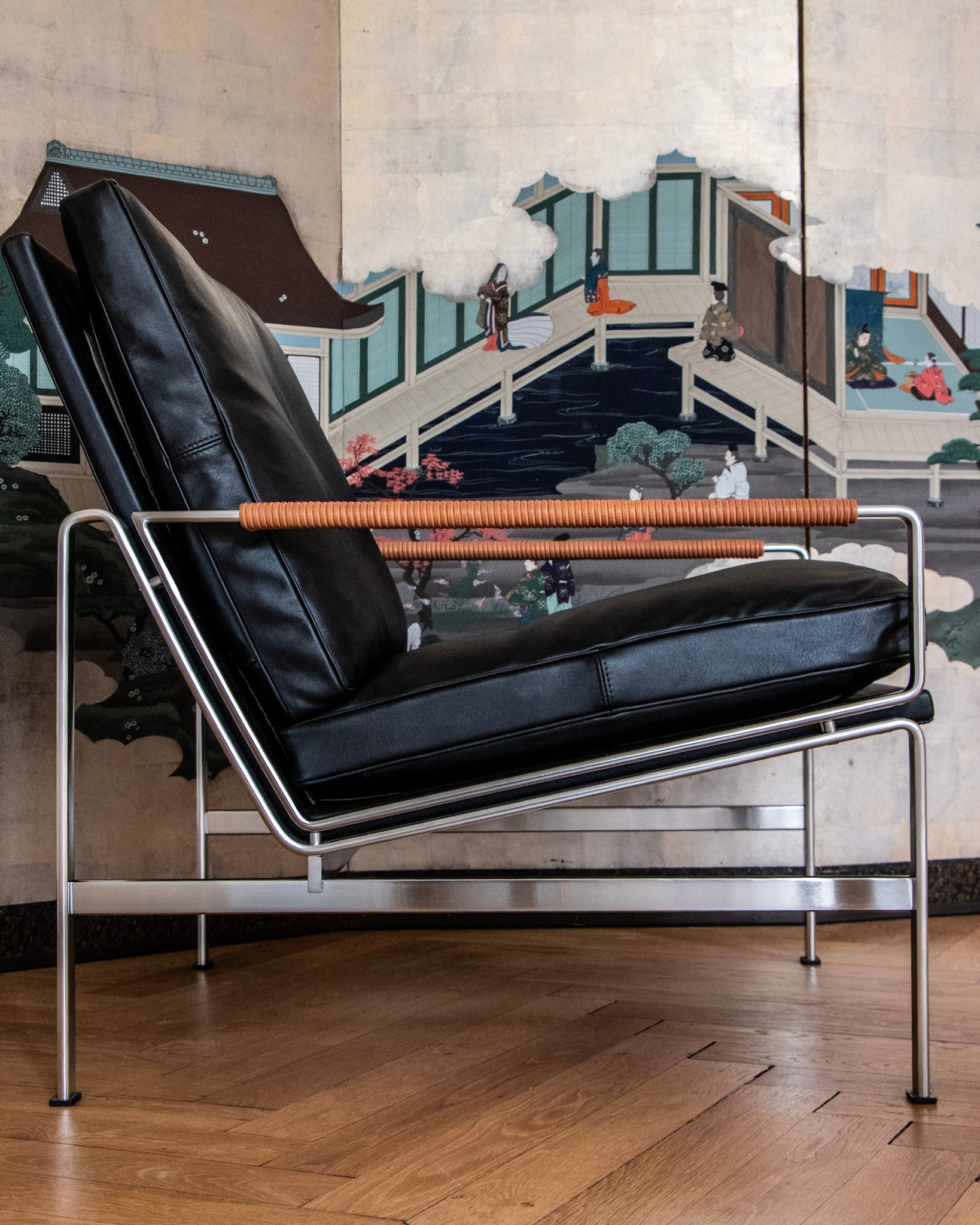 Fauteuil FK 6720 Easy Chair par Preben Fabricius et Jørgen Kastholm, légèreté visuelle et assise enveloppante, associant acier chromé et cuir aniline.