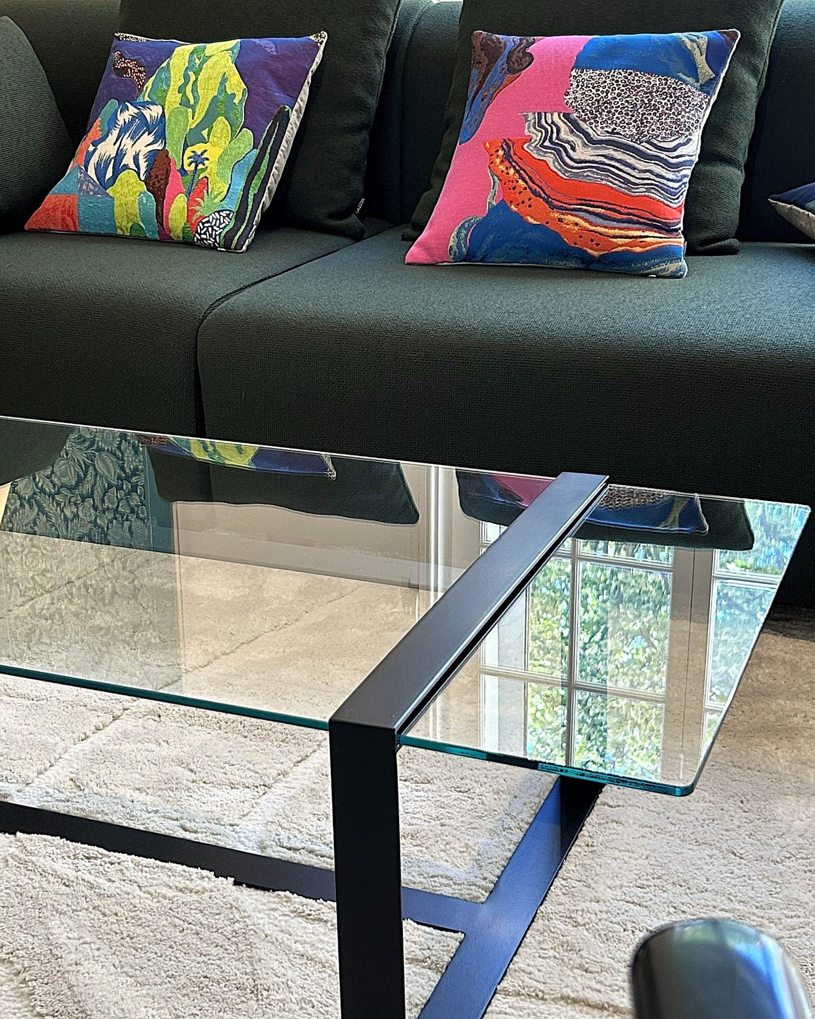 Zoom plateai de verre de la table basse severin dans le salon d'offard