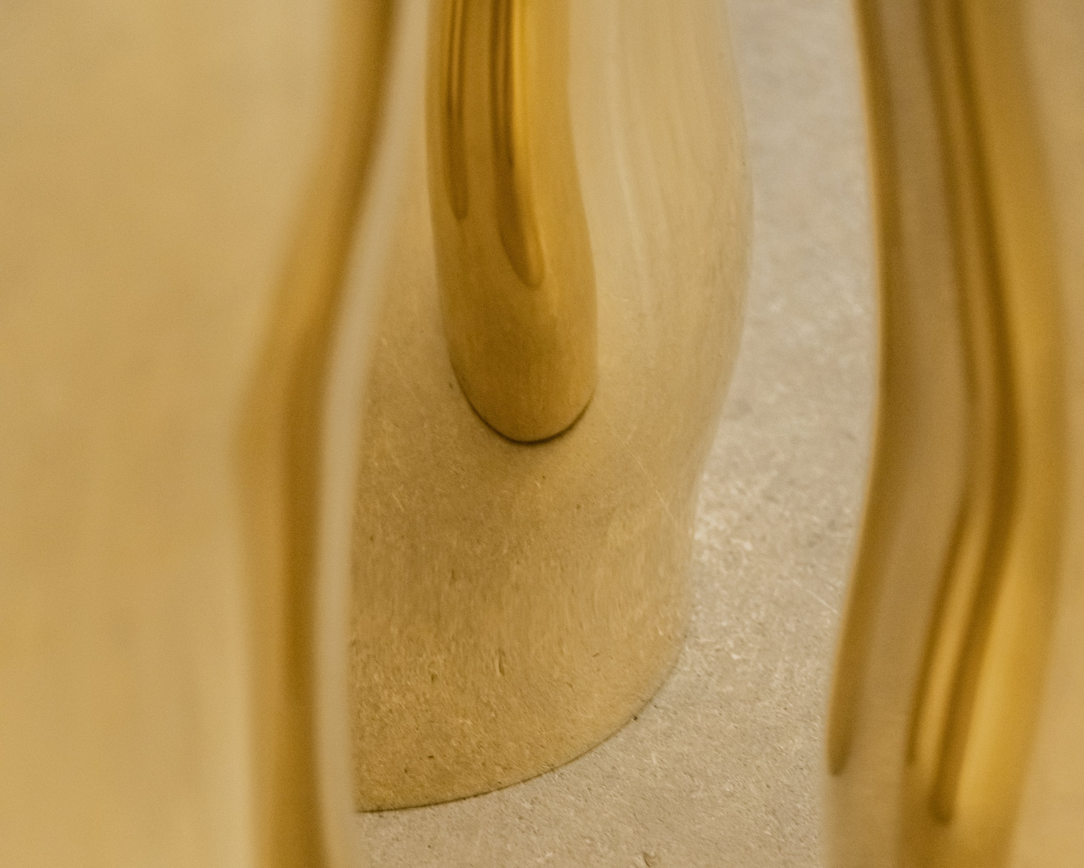 Vue du piètement tripode en laiton de la table d'appoint mimo de victor tison reflet et matière