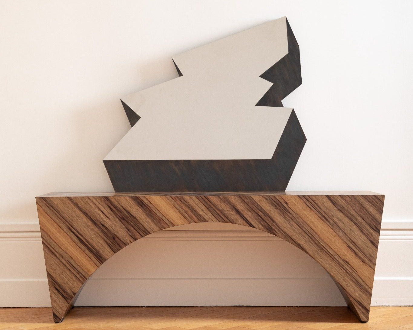 miroir graff par julien le goff artisan designer, miroir sculptural en acier inox poli miroir avec oxydation de la bordure design graffiti chez longitude à marseille posé sur la banc pondi