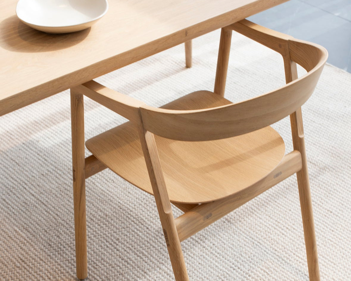 muna chair de gazzda en chêne assise en chêne exposée par longitude marseille