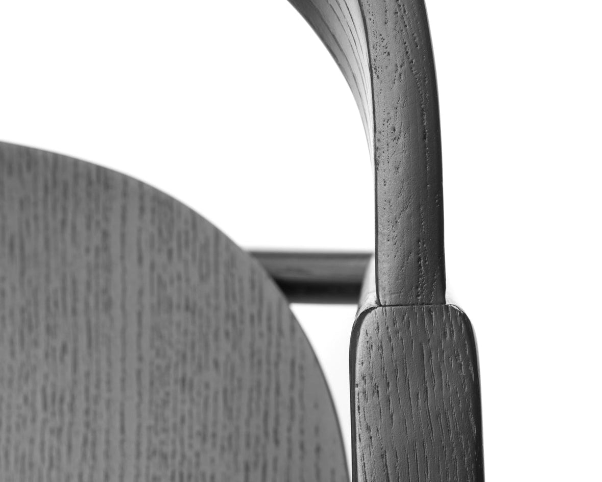 zoom sur la muna chair en bois noir  référencé par longitude marseille