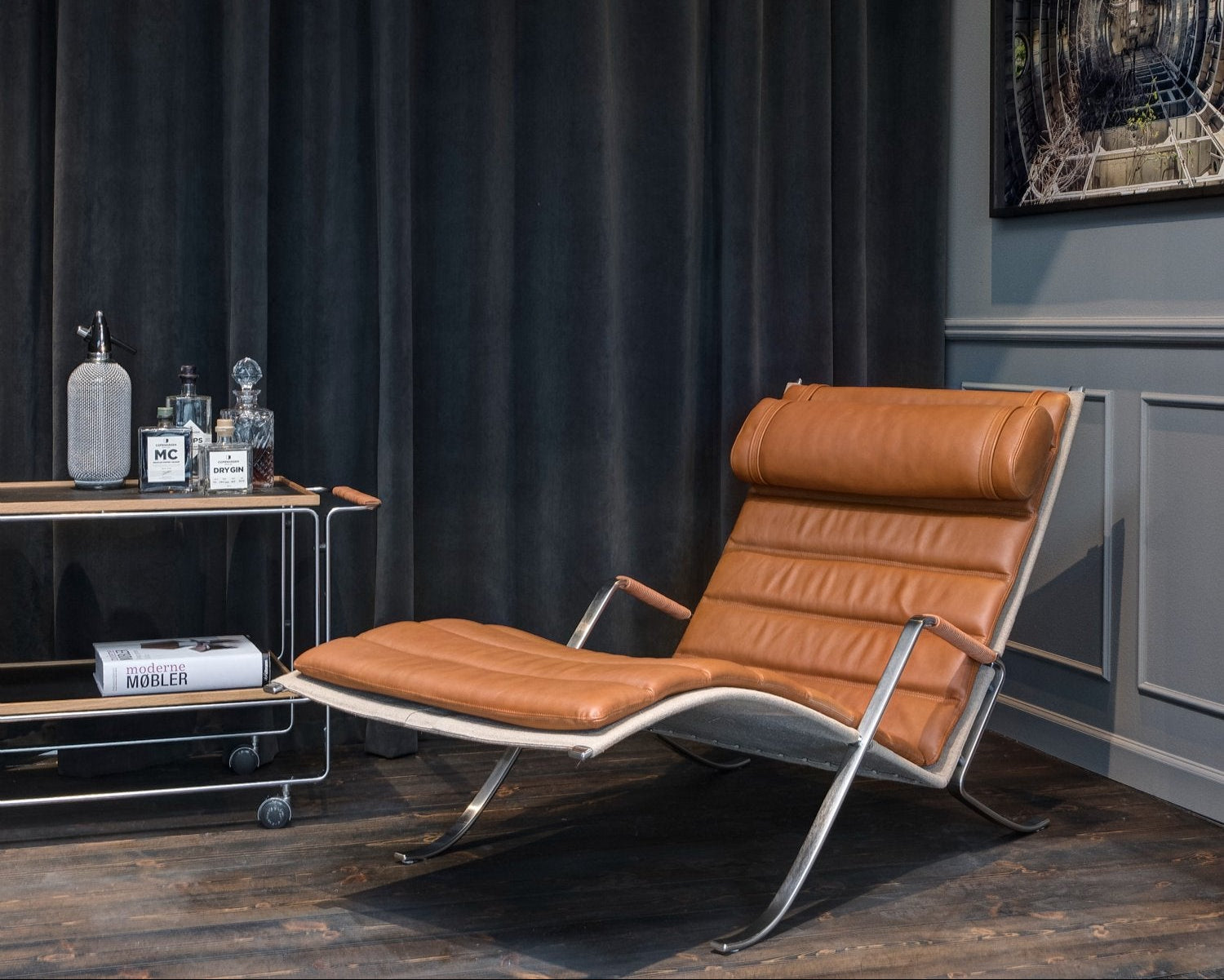 Chaise longue FK 87 Grasshopper Chair, icône du design par Preben Fabricius et Jørgen Kastholm : acier chromé et cuir.