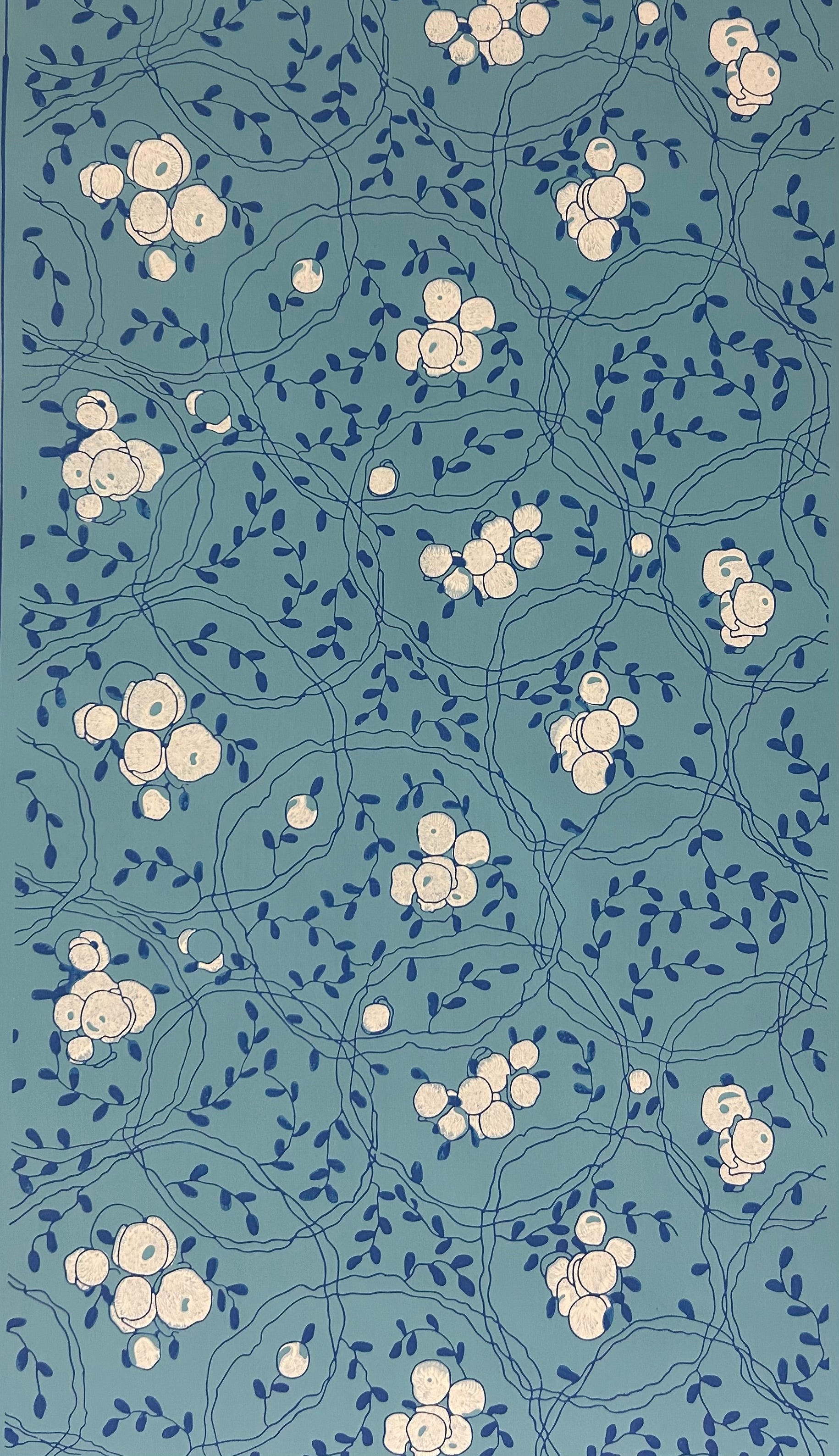 Papier peint imprimé à la planche par l’Atelier d’Offard, création artisanale présentée par Longitude à Marseille motif cellules fruitées