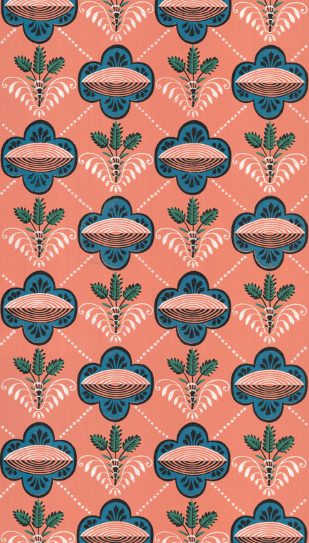 Papier peint imprimé à la planche par l’Atelier d’Offard, création artisanale présentée par Longitude à Marseille motif domino beauregart fond rose orangé fleur bleue art deco