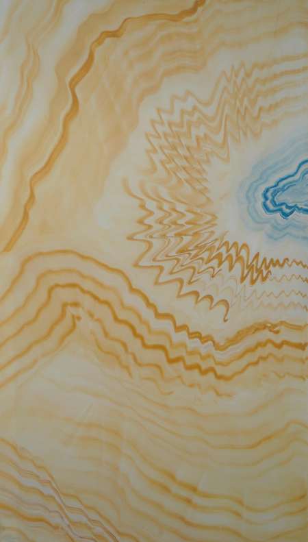 Papier peint à la main par l’Atelier d’Offard, création artisanale présentée par Longitude à Marseille motif de marbre jaune et bleu