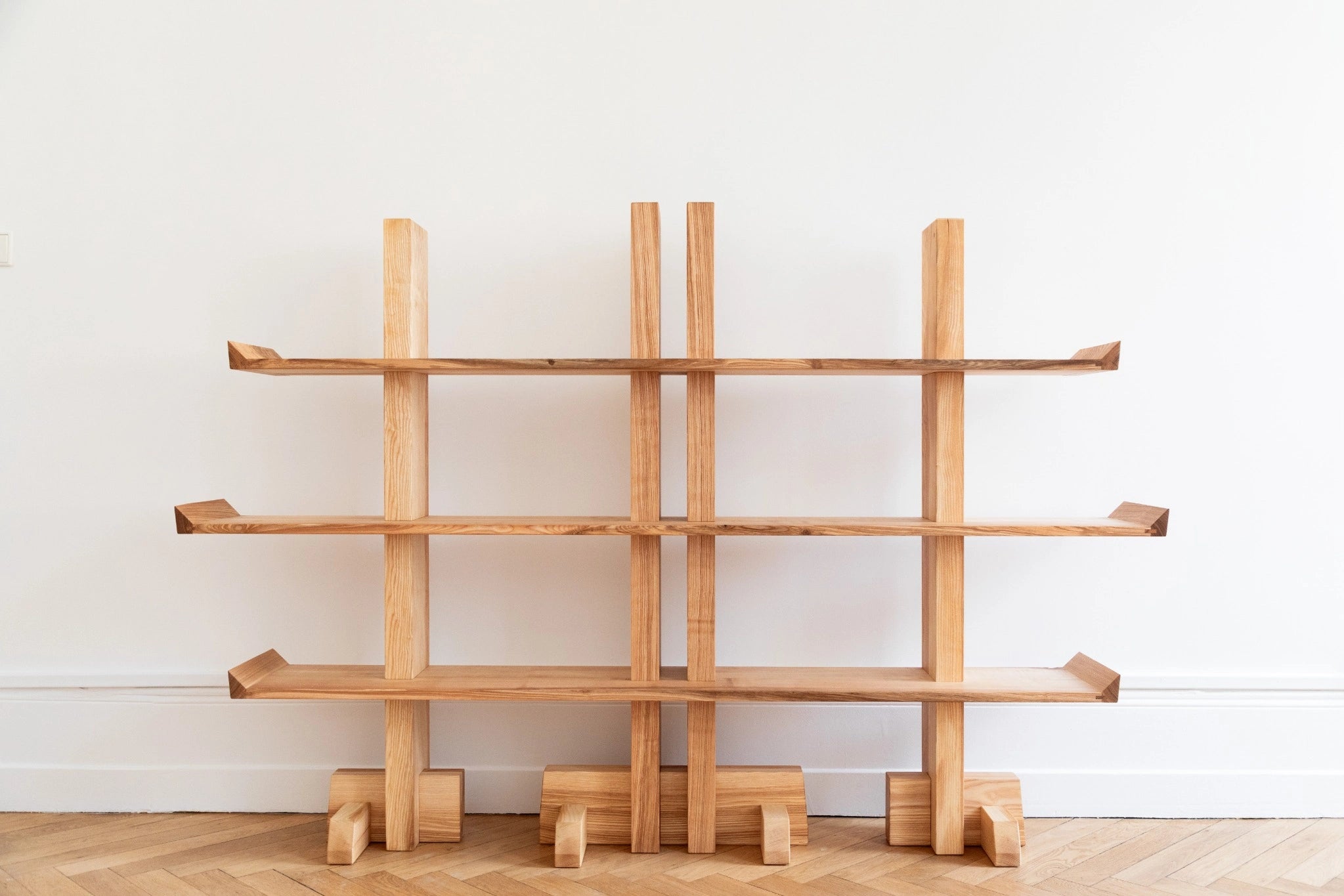 Bibliothèque PORTIQUE en peuplier massif façonnée à la main, fonctionnelle et sereine.