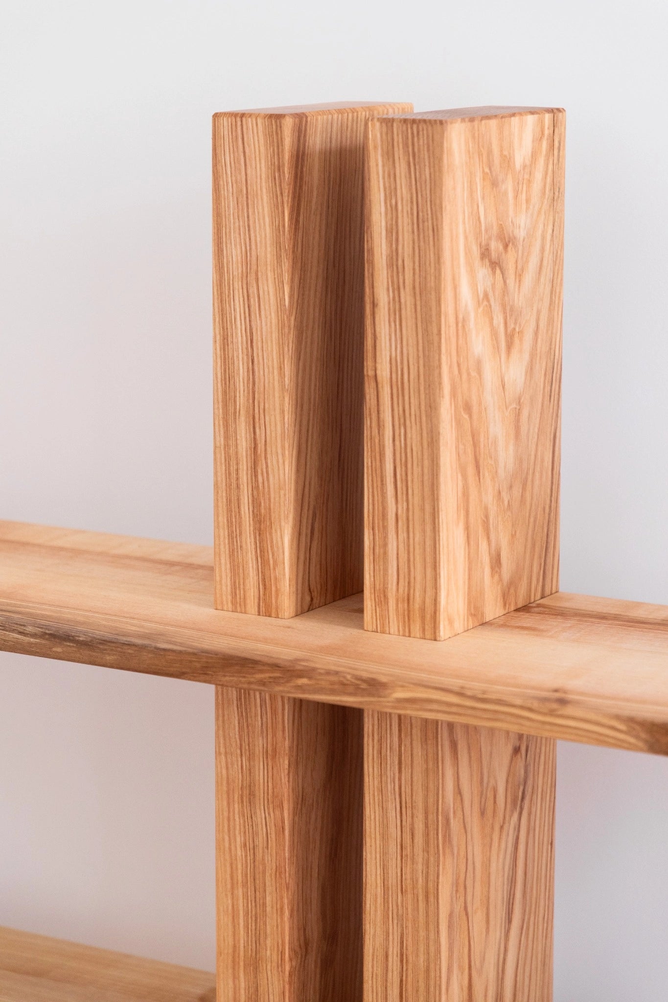 Bibliothèque PORTIQUE en peuplier massif façonnée à la main, fonctionnelle et sereine.